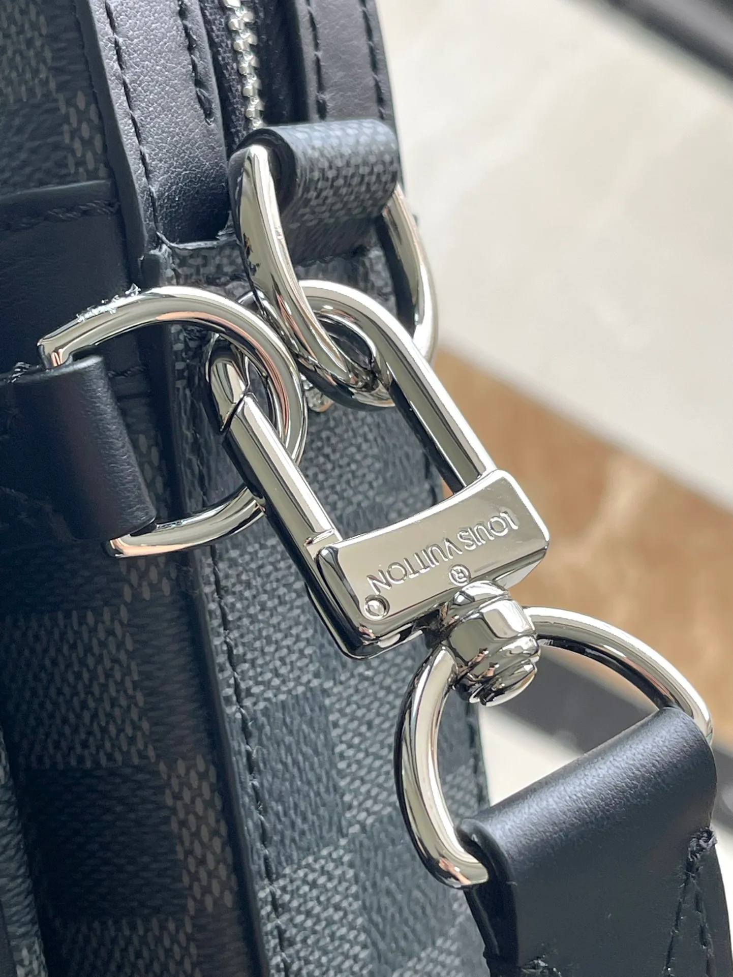 💰800 Top Original Order N40519 This Trio messenger bag reinterprets the classic design with Damier Graphite canvas. It has a main bag, a detachable zipper bag and a coin purse fixed to the shoulder strap. The latter allows for easy contactless payment. Dimensions: 25 × 18.5 × 7 cm