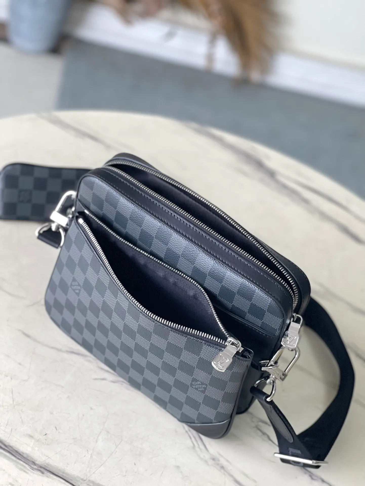 💰800 Top Original Order N40519 This Trio messenger bag reinterprets the classic design with Damier Graphite canvas. It has a main bag, a detachable zipper bag and a coin purse fixed to the shoulder strap. The latter allows for easy contactless payment. Dimensions: 25 × 18.5 × 7 cm