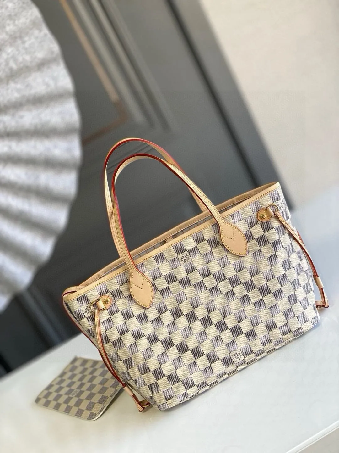 💰780 (small steel nails) top original order N41362 NEVERFULL small handbag Neverfull small handbag has a crisp shape and classic design. It is an elegant urban handbag. Its spacious interior also makes this classic bag an ideal choice for travel. The Neverfull small tote in Damier Azur canvas has a soft yet sturdy feel that maintains its exterior lines no matter what's inside. Detailed Features 29 x 21 x 12 cm (Length x Height x Width) Bag interior redesigned with vintage details inspired by the Louis Vuitton archives - Fabric-lined interior pocket Removable zippered clutch with matching interior Natural cowhide leather trim Shiny gold-tone brass hardware Handles: Double handle