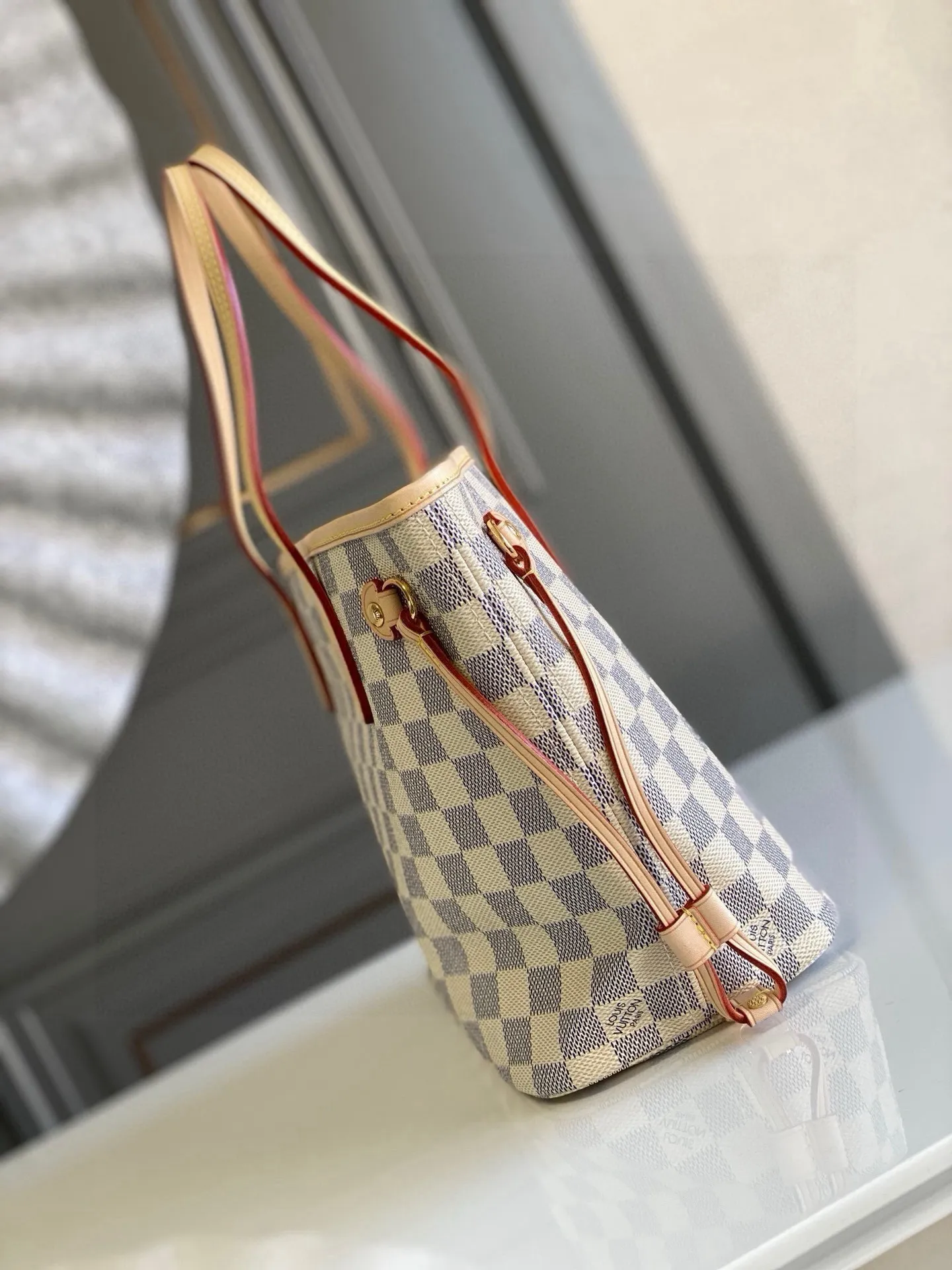 💰780 (small steel nails) top original order N41362 NEVERFULL small handbag Neverfull small handbag has a crisp shape and classic design. It is an elegant urban handbag. Its spacious interior also makes this classic bag an ideal choice for travel. The Neverfull small tote in Damier Azur canvas has a soft yet sturdy feel that maintains its exterior lines no matter what's inside. Detailed Features 29 x 21 x 12 cm (Length x Height x Width) Bag interior redesigned with vintage details inspired by the Louis Vuitton archives - Fabric-lined interior pocket Removable zippered clutch with matching interior Natural cowhide leather trim Shiny gold-tone brass hardware Handles: Double handle