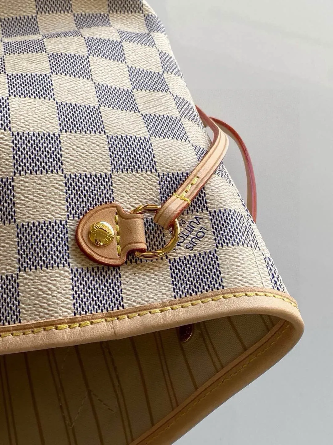 💰780 (small steel nails) top original order N41362 NEVERFULL small handbag Neverfull small handbag has a crisp shape and classic design. It is an elegant urban handbag. Its spacious interior also makes this classic bag an ideal choice for travel. The Neverfull small tote in Damier Azur canvas has a soft yet sturdy feel that maintains its exterior lines no matter what's inside. Detailed Features 29 x 21 x 12 cm (Length x Height x Width) Bag interior redesigned with vintage details inspired by the Louis Vuitton archives - Fabric-lined interior pocket Removable zippered clutch with matching interior Natural cowhide leather trim Shiny gold-tone brass hardware Handles: Double handle