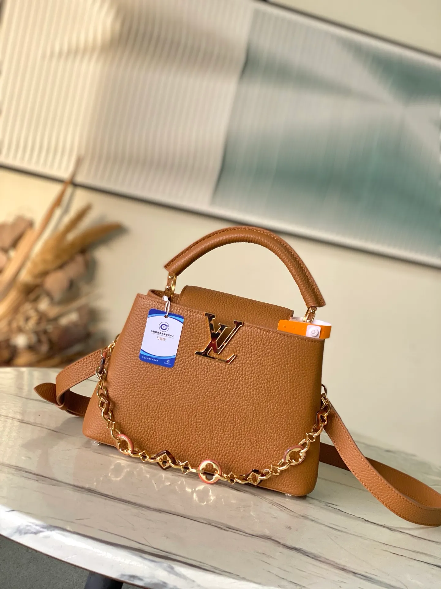 💰2320 "Special Original Leather" M14381 Small This Capucines small handbag is from the Harmony series, using a decorative chain to explore the inspiration of the Monogram flower. Taurillon cow leather creates an elegant structure, colorful resin outlines the V letter, and the flip cover provides two styles: external or internal. The neat interior is equipped with multiple pockets, and the detachable and adjustable shoulder strap makes it easy to wear cross-body. Dimensions: 27 × 18 × 9cm