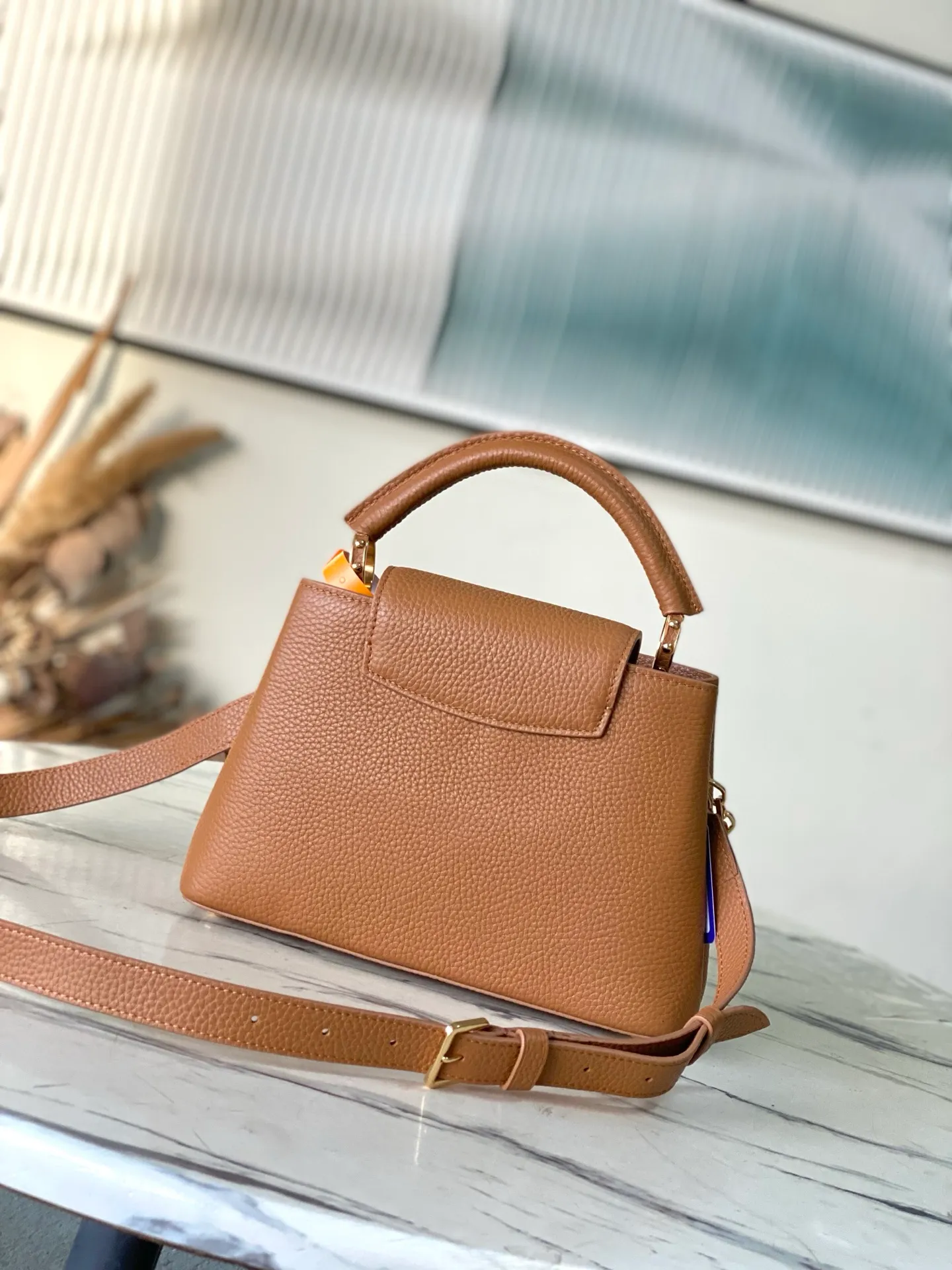 💰2320 "Special Original Leather" M14381 Small This Capucines small handbag is from the Harmony series, using a decorative chain to explore the inspiration of the Monogram flower. Taurillon cow leather creates an elegant structure, colorful resin outlines the V letter, and the flip cover provides two styles: external or internal. The neat interior is equipped with multiple pockets, and the detachable and adjustable shoulder strap makes it easy to wear cross-body. Dimensions: 27 × 18 × 9cm