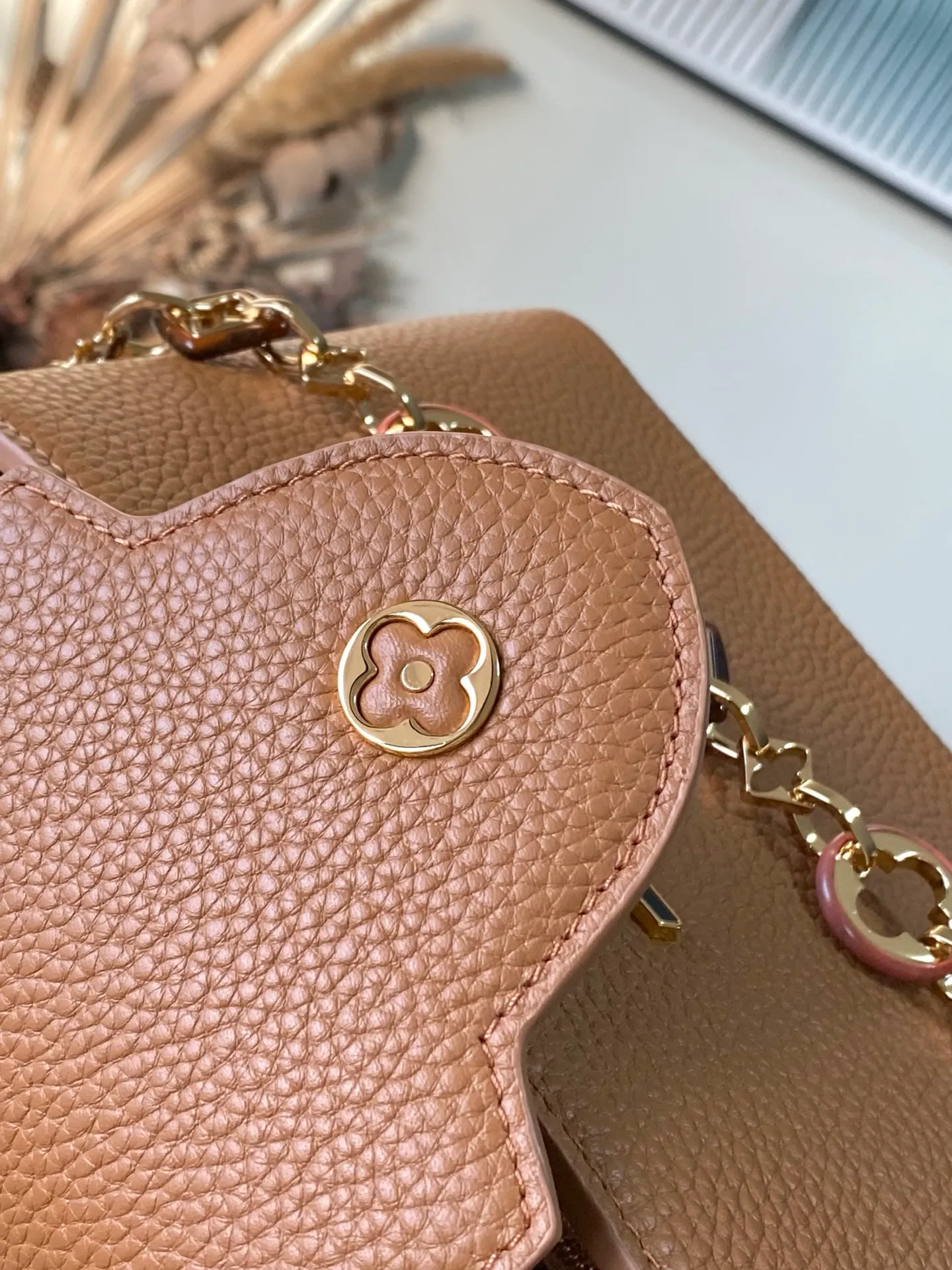 💰2320 "Special Original Leather" M14381 Small This Capucines small handbag is from the Harmony series, using a decorative chain to explore the inspiration of the Monogram flower. Taurillon cow leather creates an elegant structure, colorful resin outlines the V letter, and the flip cover provides two styles: external or internal. The neat interior is equipped with multiple pockets, and the detachable and adjustable shoulder strap makes it easy to wear cross-body. Dimensions: 27 × 18 × 9cm