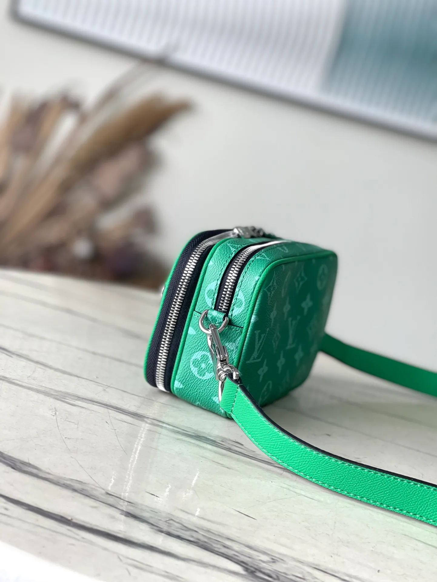 💰940 Top Original Order M30997 Green This Nano Alpha handbag is from the Taigarama series, and is dyed with Taiga embossed leather and Monogram canvas in new summer colors. Adjustable shoulder strap allows for flexible carrying. Dimensions: 11 × 18.5 × 6.5 cm