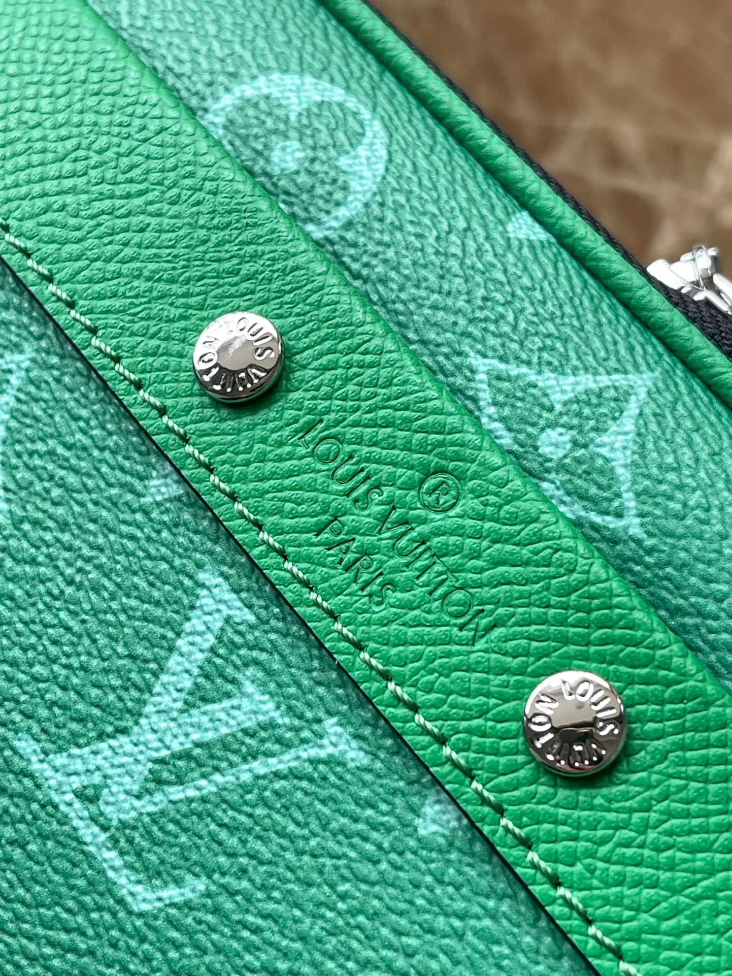 💰940 Top Original Order M30997 Green This Nano Alpha handbag is from the Taigarama series, and is dyed with Taiga embossed leather and Monogram canvas in new summer colors. Adjustable shoulder strap allows for flexible carrying. Dimensions: 11 × 18.5 × 6.5 cm