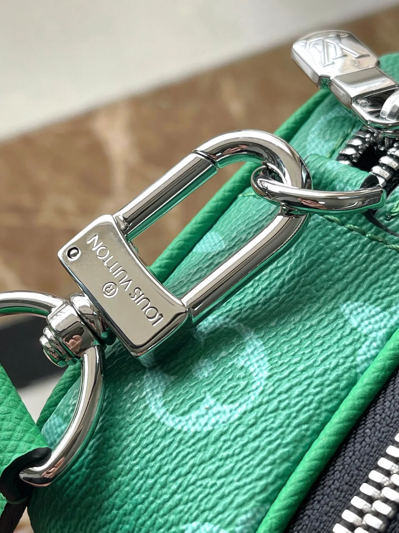 💰940 Top Original Order M30997 Green This Nano Alpha handbag is from the Taigarama series, and is dyed with Taiga embossed leather and Monogram canvas in new summer colors. Adjustable shoulder strap allows for flexible carrying. Dimensions: 11 × 18.5 × 6.5 cm