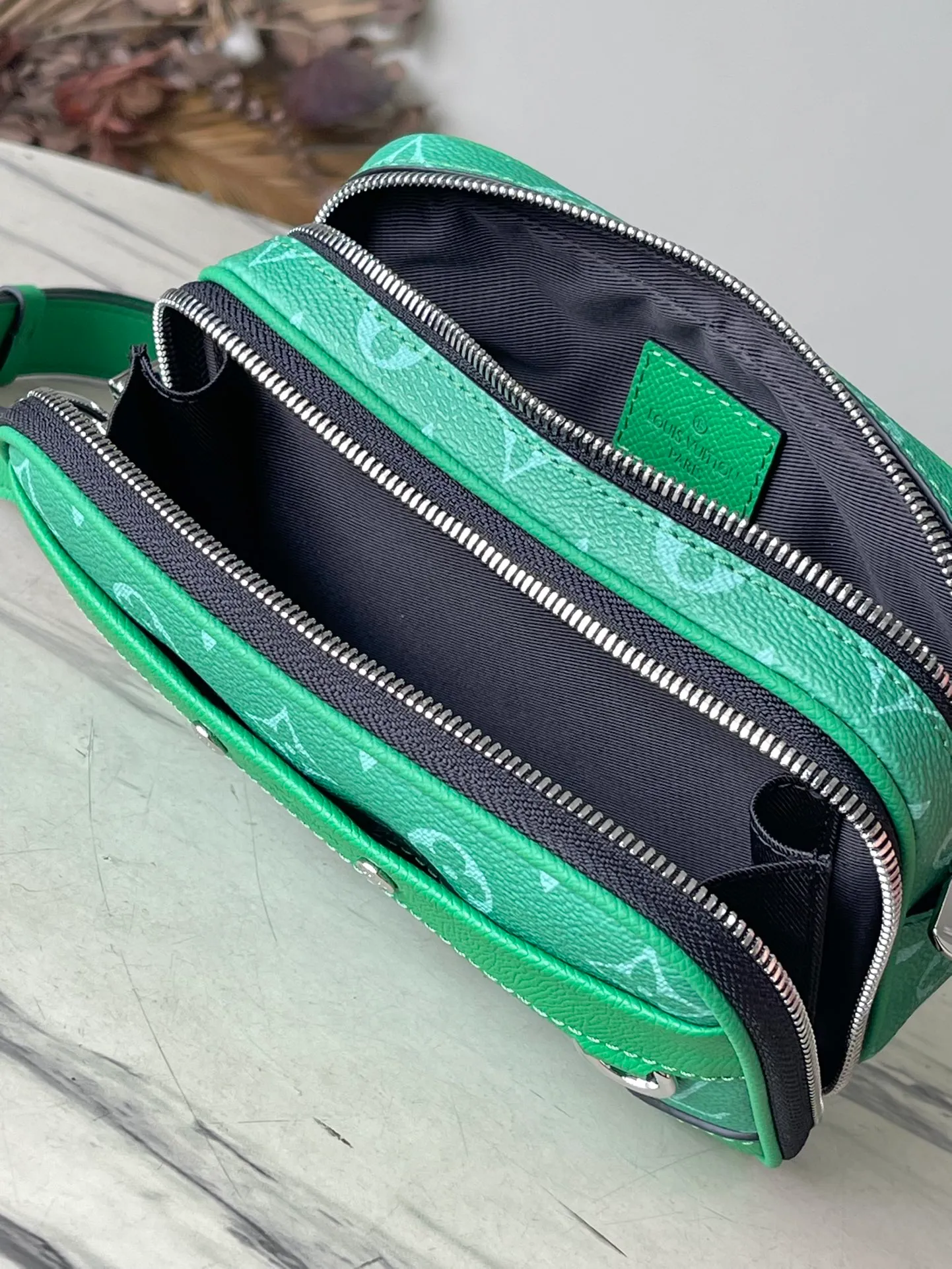 💰940 Top Original Order M30997 Green This Nano Alpha handbag is from the Taigarama series, and is dyed with Taiga embossed leather and Monogram canvas in new summer colors. Adjustable shoulder strap allows for flexible carrying. Dimensions: 11 × 18.5 × 6.5 cm