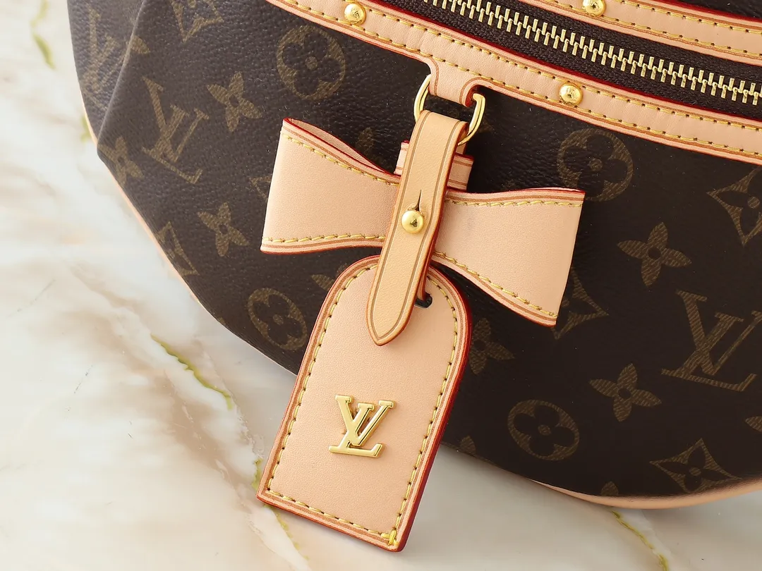 💰260💰Upgraded from the original M13660 [HIGH RISE waist bag] M46784 M43644 (Sancai-Takashi Murakami) High Rise LT waist bag is made of soft Monogram coated canvas to create a close-fitting configuration. The thin design can be placed inside the jacket. The cowhide leather has a detachable name tag and can be tied with a fabric shoulder strap for a sporty look. Dimensions: 16 x 8 x 38 cm
