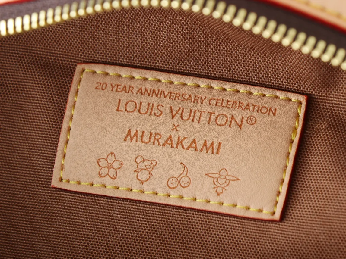 💰260💰Upgraded from the original M13660 [HIGH RISE waist bag] M46784 M43644 (Sancai-Takashi Murakami) High Rise LT waist bag is made of soft Monogram coated canvas to create a close-fitting configuration. The thin design can be placed inside the jacket. The cowhide leather has a detachable name tag and can be tied with a fabric shoulder strap for a sporty look. Dimensions: 16 x 8 x 38 cm