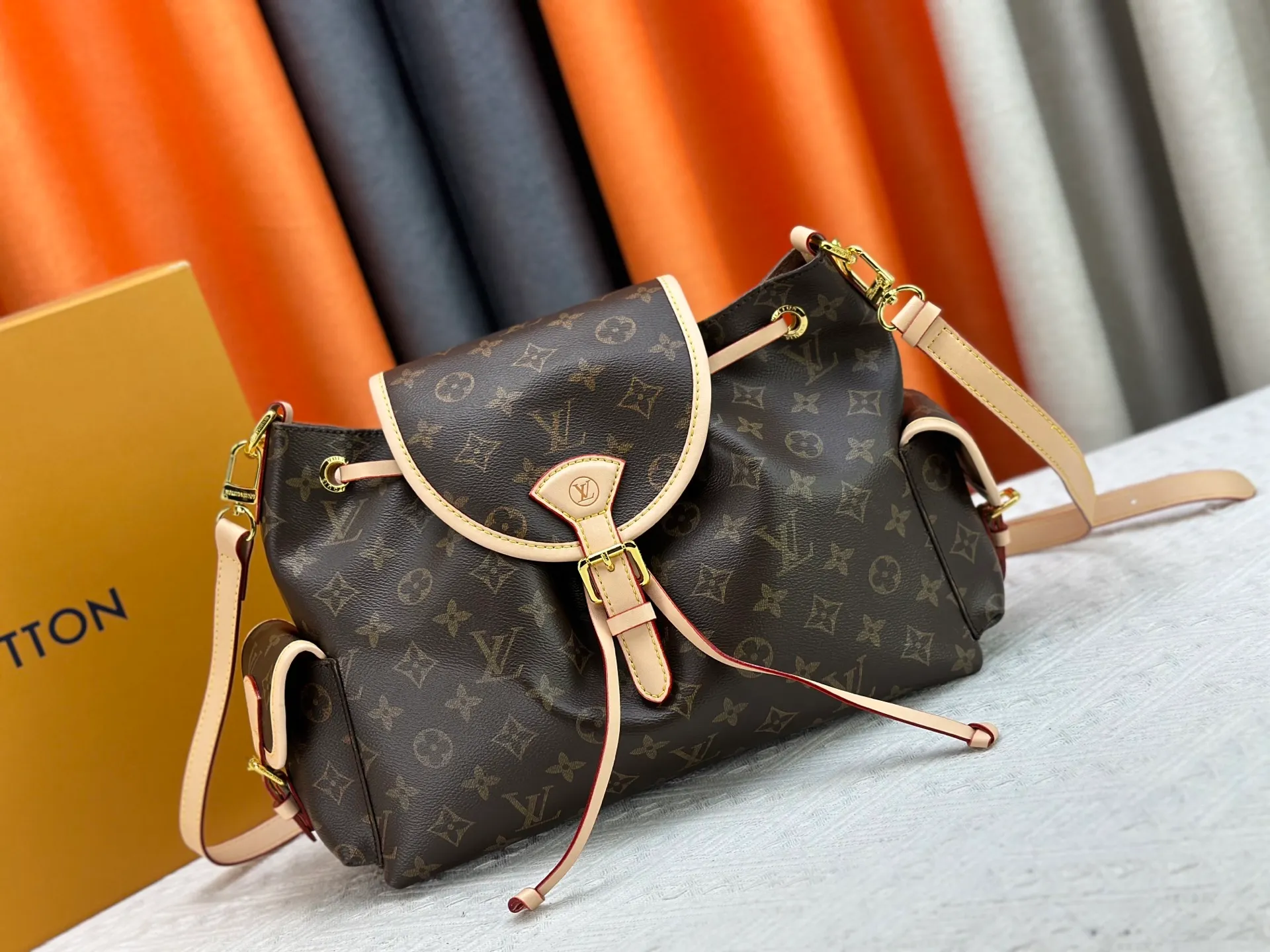 P280 M25085 M45501 upgraded original LV has been planted again! One shoulder ❥. Japanese second-hand vintagev presbyopic Takashi Murakami limited edition Vivian LV presbyopic limited edition! Super beautiful! Many Internet celebrities and trendy people are carrying this bag on one shoulder and across the body. It looks simple and looks very classy when paired with it! Really fascinated by the appearance. Size: 32*11*23cm