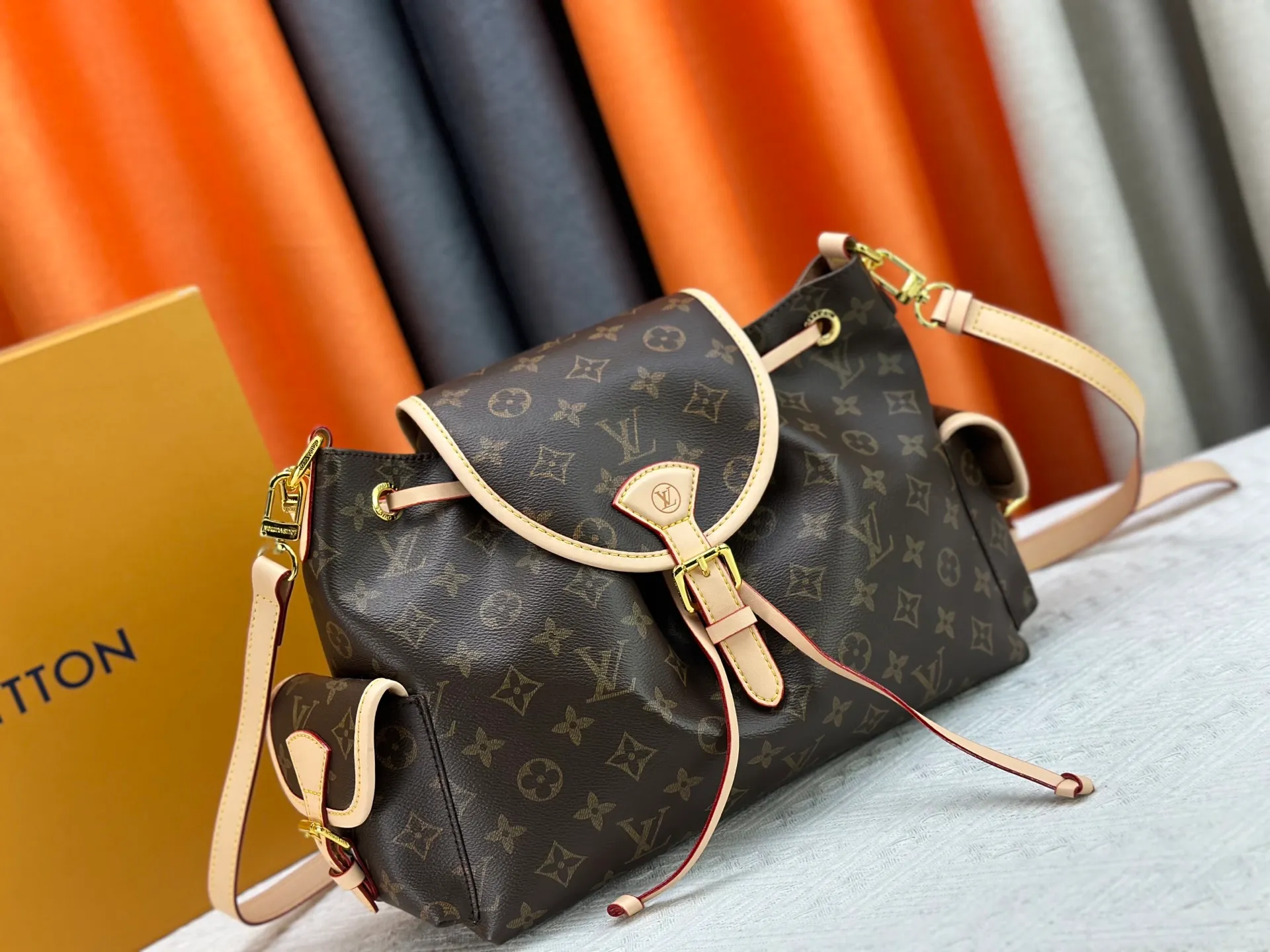 P280 M25085 M45501 upgraded original LV has been planted again! One shoulder ❥. Japanese second-hand vintagev presbyopic Takashi Murakami limited edition Vivian LV presbyopic limited edition! Super beautiful! Many Internet celebrities and trendy people are carrying this bag on one shoulder and across the body. It looks simple and looks very classy when paired with it! Really fascinated by the appearance. Size: 32*11*23cm