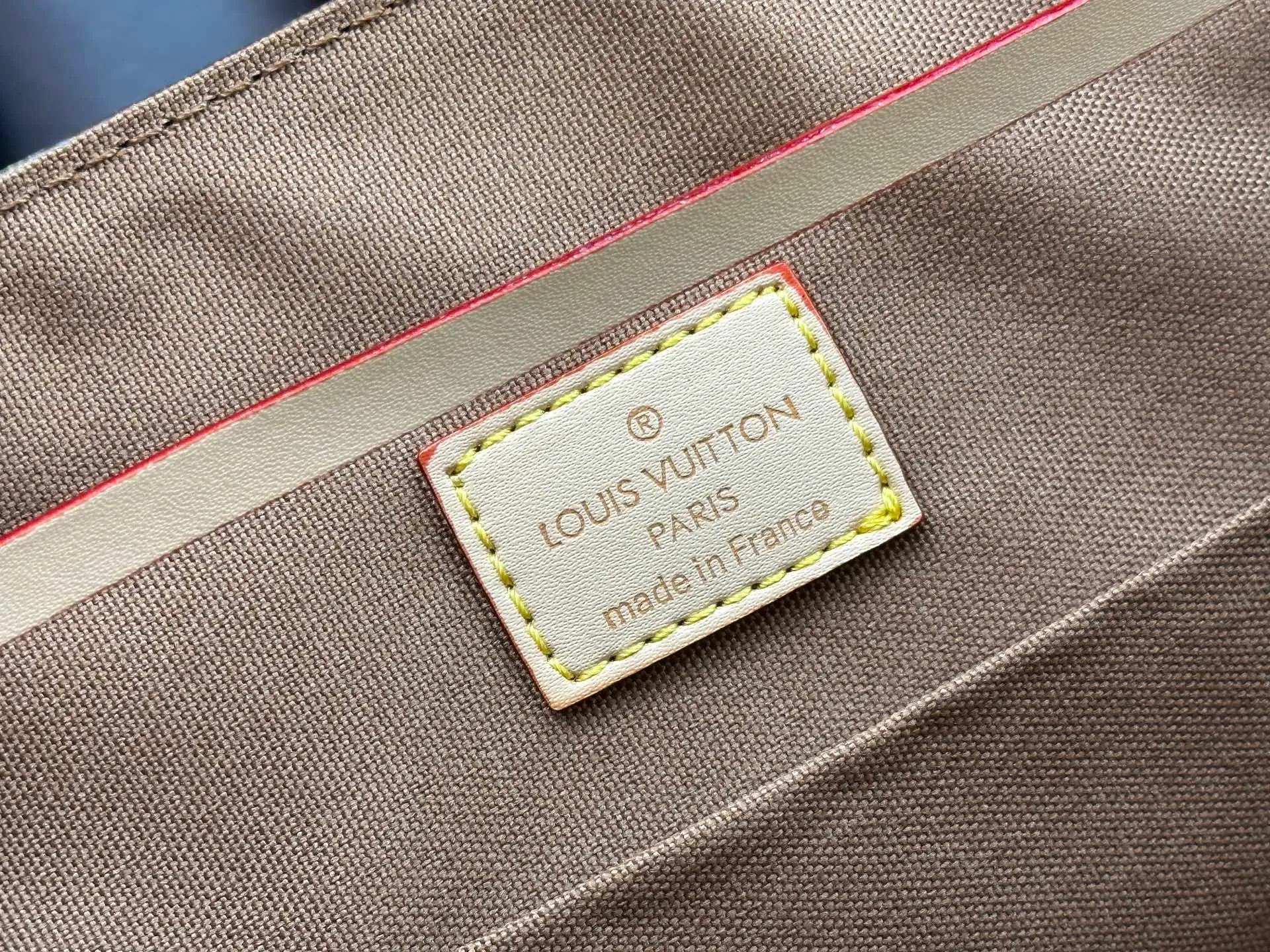 P280 M25085 M45501 upgraded original LV has been planted again! One shoulder ❥. Japanese second-hand vintagev presbyopic Takashi Murakami limited edition Vivian LV presbyopic limited edition! Super beautiful! Many Internet celebrities and trendy people are carrying this bag on one shoulder and across the body. It looks simple and looks very classy when paired with it! Really fascinated by the appearance. Size: 32*11*23cm