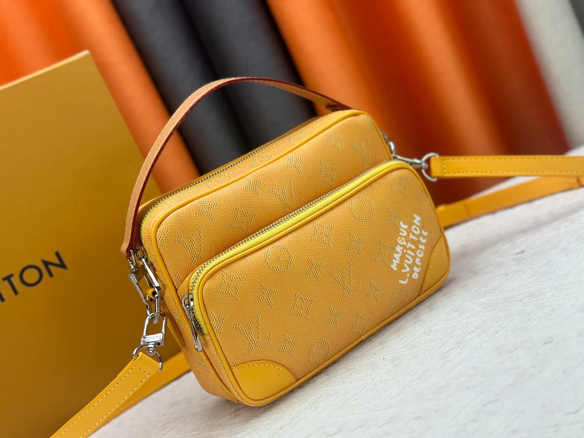 P260 Upgraded original M13987 M14016 M14988 M26068 M15296 M14682 M27232 This Nil handbag shines with the elegant luster of cow leather, and the Louis Vuitton Paris patch is fixed on the front with beaded rivets. The side lock buckle highlights the urban style, and the main compartment zipper pull is embellished with LV lettering. Dimensions: 25.0 x 17.5 x 11.0 cm (length x height x width)