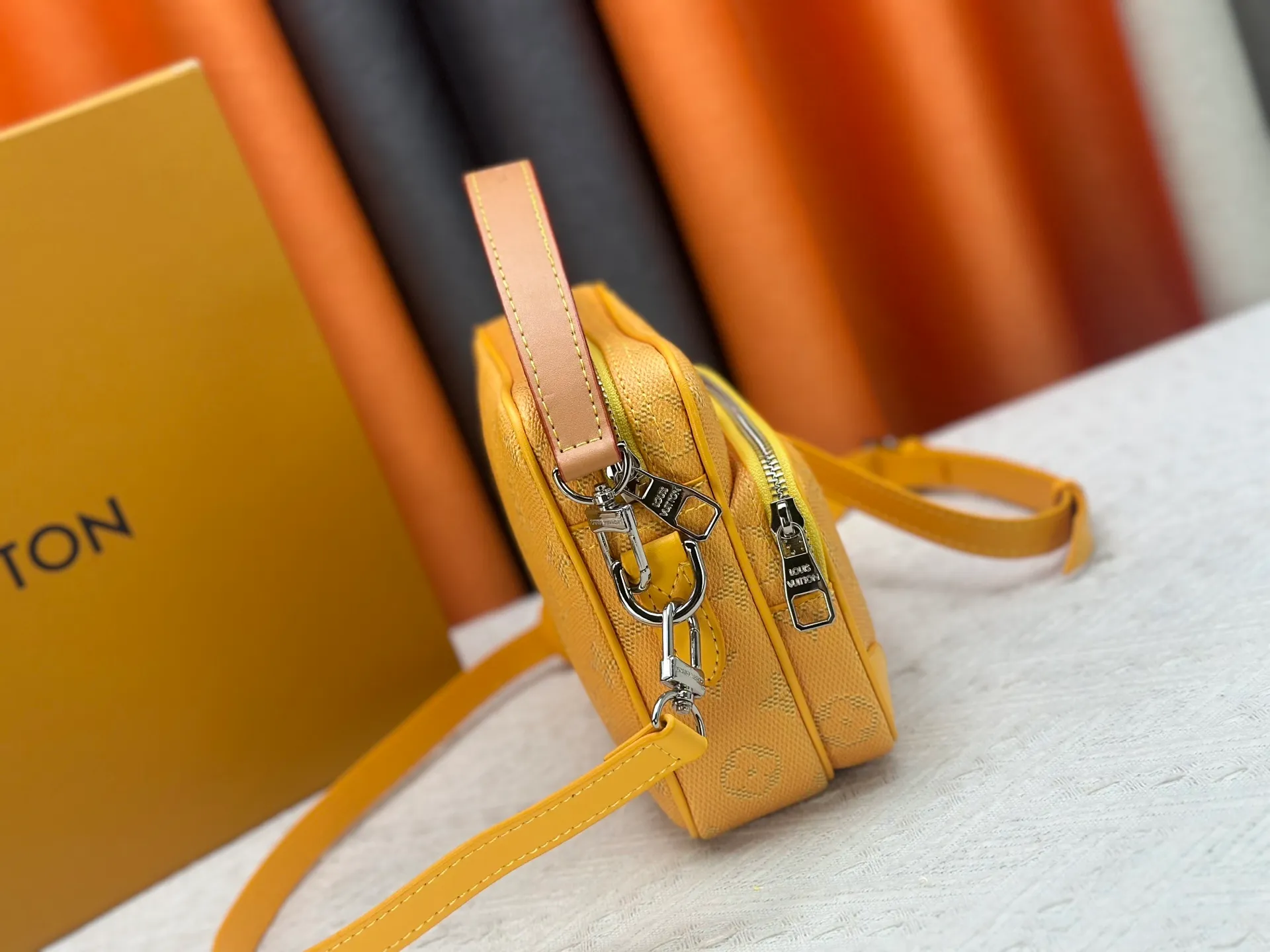 P260 Upgraded original M13987 M14016 M14988 M26068 M15296 M14682 M27232 This Nil handbag shines with the elegant luster of cow leather, and the Louis Vuitton Paris patch is fixed on the front with beaded rivets. The side lock buckle highlights the urban style, and the main compartment zipper pull is embellished with LV lettering. Dimensions: 25.0 x 17.5 x 11.0 cm (length x height x width)