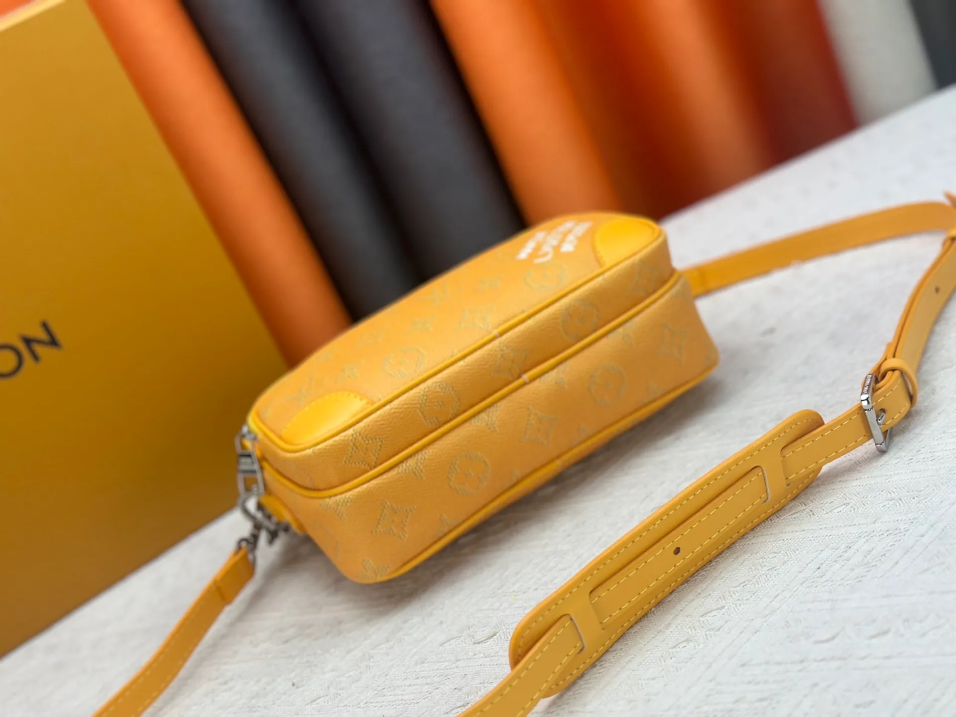 P260 Upgraded original M13987 M14016 M14988 M26068 M15296 M14682 M27232 This Nil handbag shines with the elegant luster of cow leather, and the Louis Vuitton Paris patch is fixed on the front with beaded rivets. The side lock buckle highlights the urban style, and the main compartment zipper pull is embellished with LV lettering. Dimensions: 25.0 x 17.5 x 11.0 cm (length x height x width)