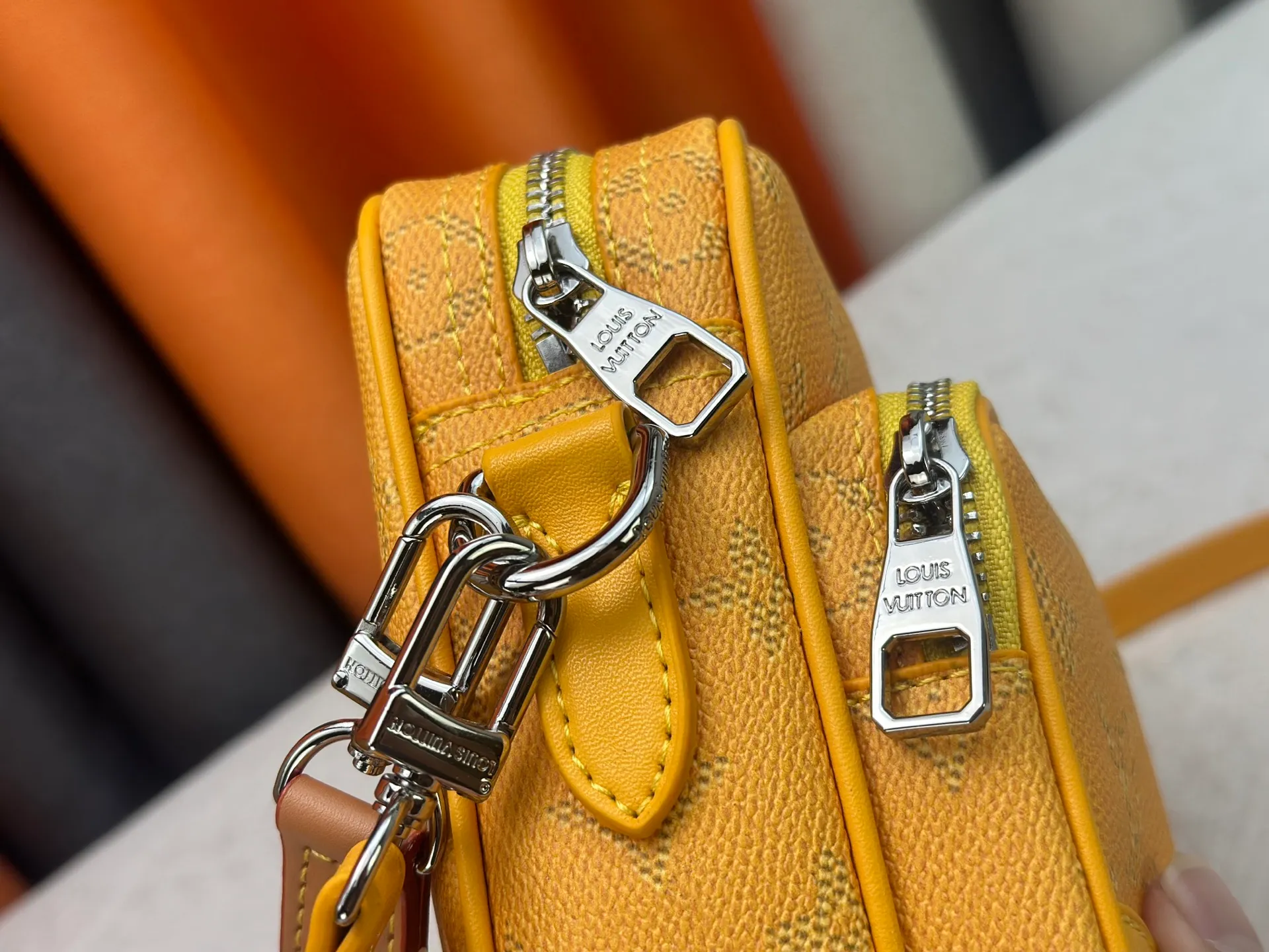 P260 Upgraded original M13987 M14016 M14988 M26068 M15296 M14682 M27232 This Nil handbag shines with the elegant luster of cow leather, and the Louis Vuitton Paris patch is fixed on the front with beaded rivets. The side lock buckle highlights the urban style, and the main compartment zipper pull is embellished with LV lettering. Dimensions: 25.0 x 17.5 x 11.0 cm (length x height x width)