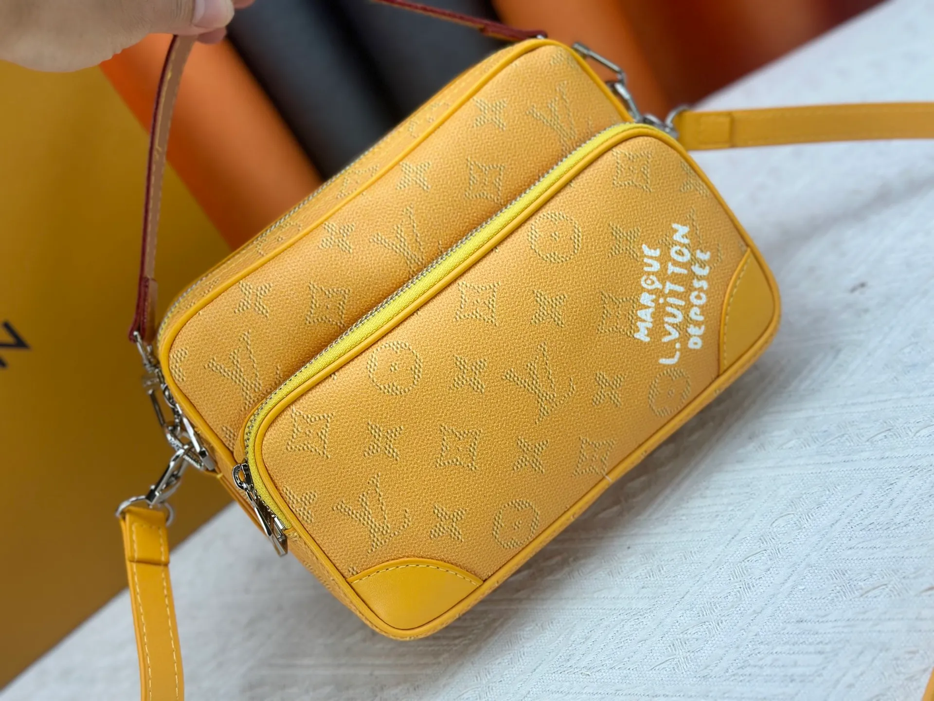 P260 Upgraded original M13987 M14016 M14988 M26068 M15296 M14682 M27232 This Nil handbag shines with the elegant luster of cow leather, and the Louis Vuitton Paris patch is fixed on the front with beaded rivets. The side lock buckle highlights the urban style, and the main compartment zipper pull is embellished with LV lettering. Dimensions: 25.0 x 17.5 x 11.0 cm (length x height x width)