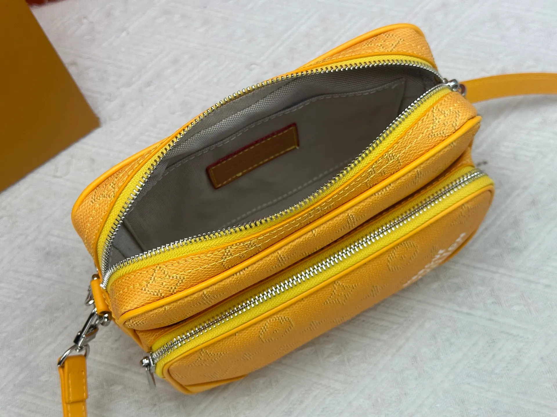 P260 Upgraded original M13987 M14016 M14988 M26068 M15296 M14682 M27232 This Nil handbag shines with the elegant luster of cow leather, and the Louis Vuitton Paris patch is fixed on the front with beaded rivets. The side lock buckle highlights the urban style, and the main compartment zipper pull is embellished with LV lettering. Dimensions: 25.0 x 17.5 x 11.0 cm (length x height x width)