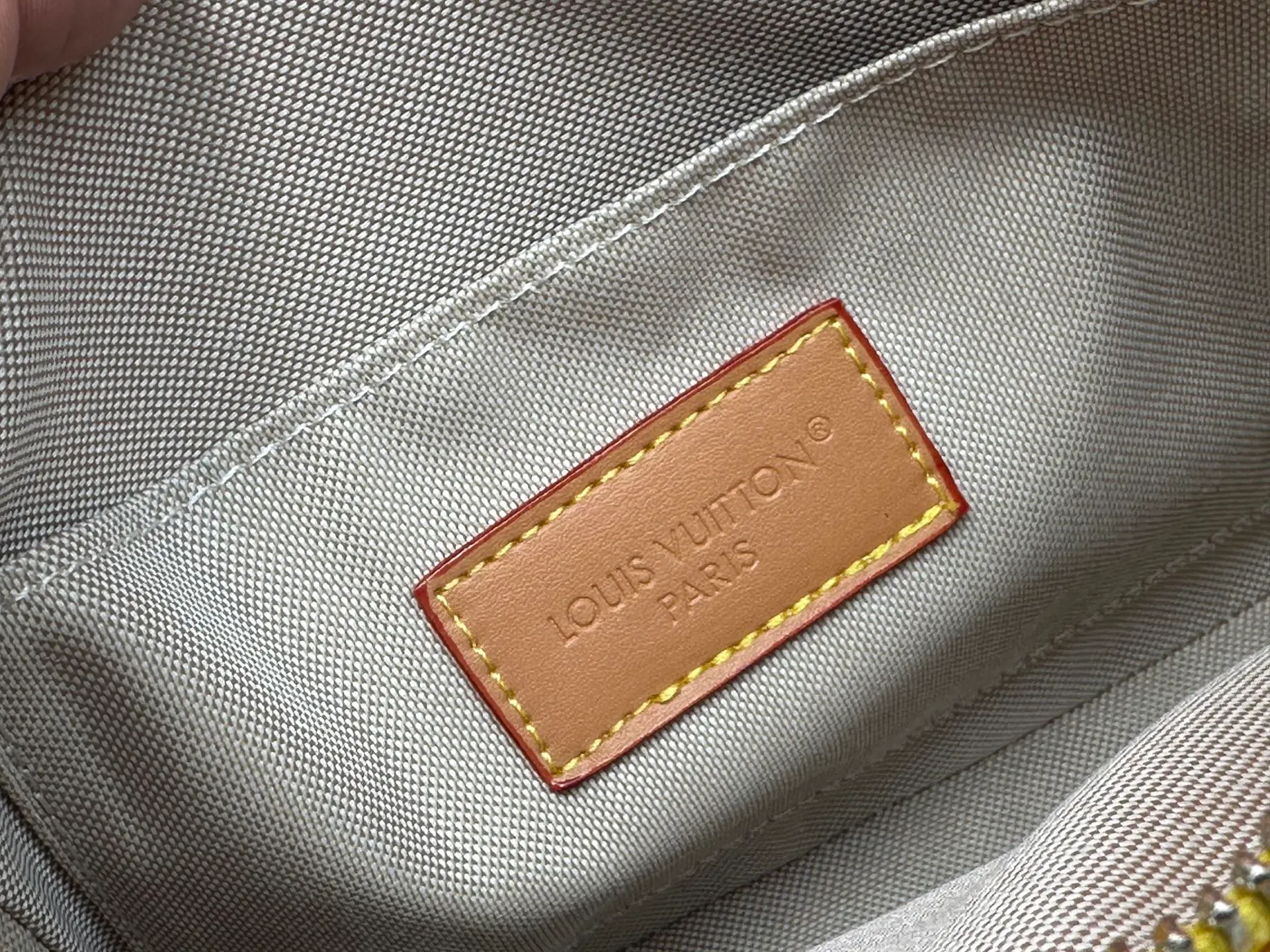 P260 Upgraded original M13987 M14016 M14988 M26068 M15296 M14682 M27232 This Nil handbag shines with the elegant luster of cow leather, and the Louis Vuitton Paris patch is fixed on the front with beaded rivets. The side lock buckle highlights the urban style, and the main compartment zipper pull is embellished with LV lettering. Dimensions: 25.0 x 17.5 x 11.0 cm (length x height x width)