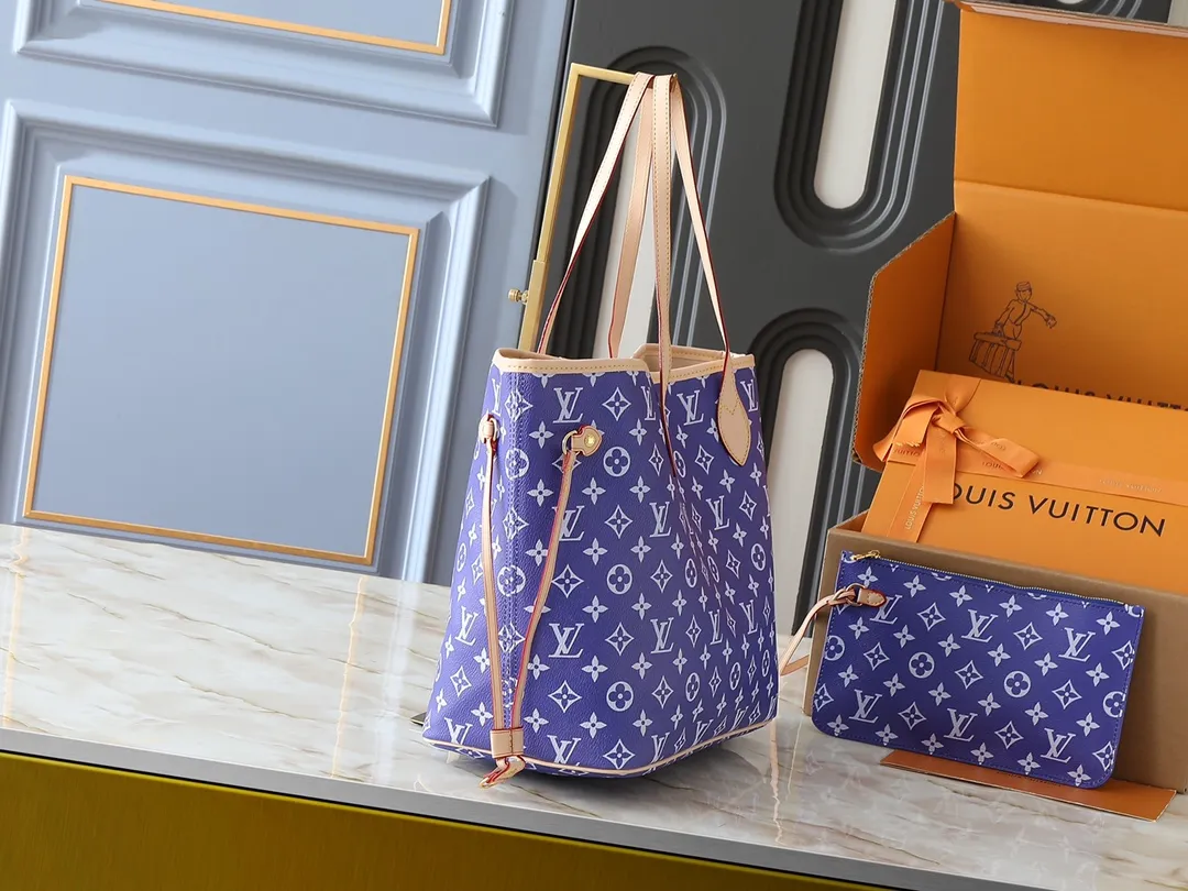 💰300💰Upgraded original M40995 The legendary Neverfull handbag can always meet your various handbag needs. It has a large capacity but is not bulky. It is stiff and soft to the touch, making it suitable for home and travel. Tighten the side ties and it instantly transforms into a stylish urban handbag. Loosen the straps and it transforms into a chic and practical handbag. The slender leather handle can be carried over the shoulder or between the arms. The model shown here is made of Damier Ebène canvas. Dimensions: 31.0 x 28.0 x 14.0 cm