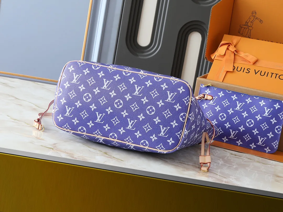 💰300💰Upgraded original M40995 The legendary Neverfull handbag can always meet your various handbag needs. It has a large capacity but is not bulky. It is stiff and soft to the touch, making it suitable for home and travel. Tighten the side ties and it instantly transforms into a stylish urban handbag. Loosen the straps and it transforms into a chic and practical handbag. The slender leather handle can be carried over the shoulder or between the arms. The model shown here is made of Damier Ebène canvas. Dimensions: 31.0 x 28.0 x 14.0 cm