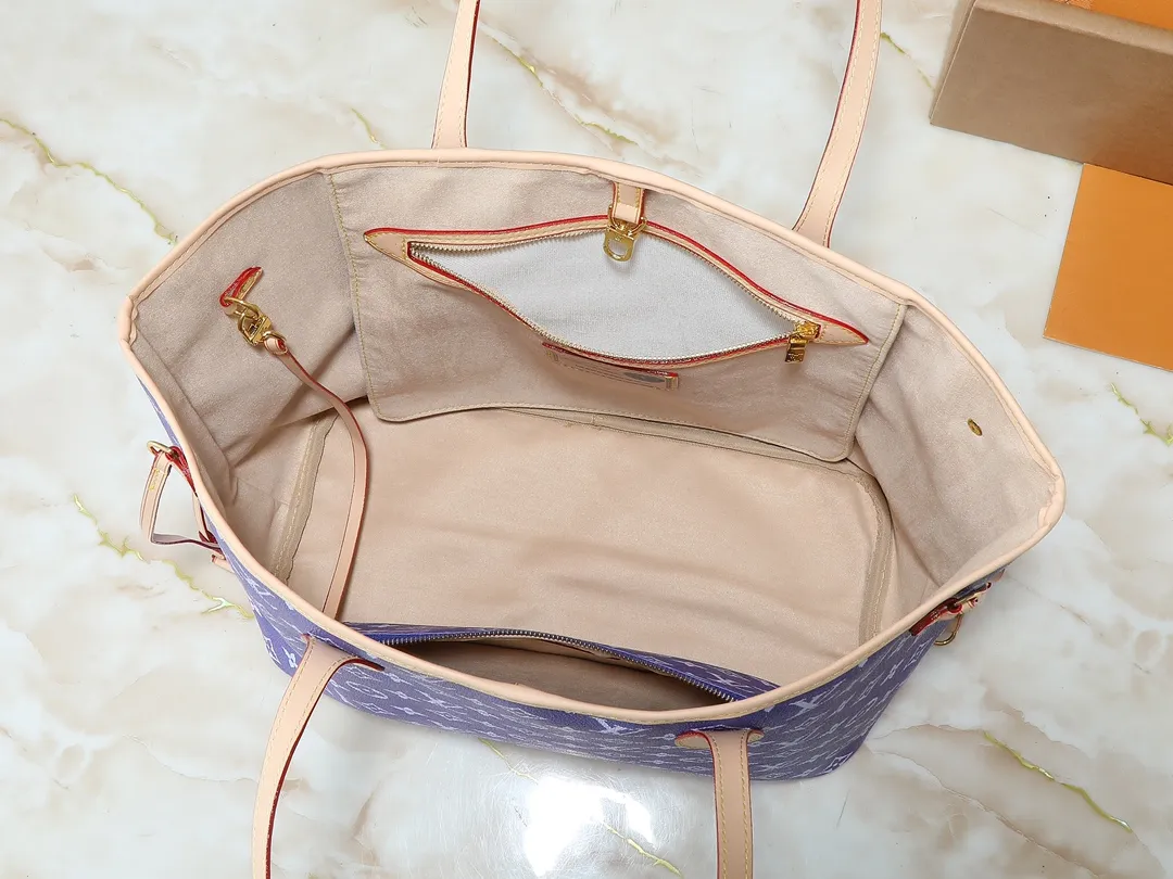 💰300💰Upgraded original M40995 The legendary Neverfull handbag can always meet your various handbag needs. It has a large capacity but is not bulky. It is stiff and soft to the touch, making it suitable for home and travel. Tighten the side ties and it instantly transforms into a stylish urban handbag. Loosen the straps and it transforms into a chic and practical handbag. The slender leather handle can be carried over the shoulder or between the arms. The model shown here is made of Damier Ebène canvas. Dimensions: 31.0 x 28.0 x 14.0 cm
