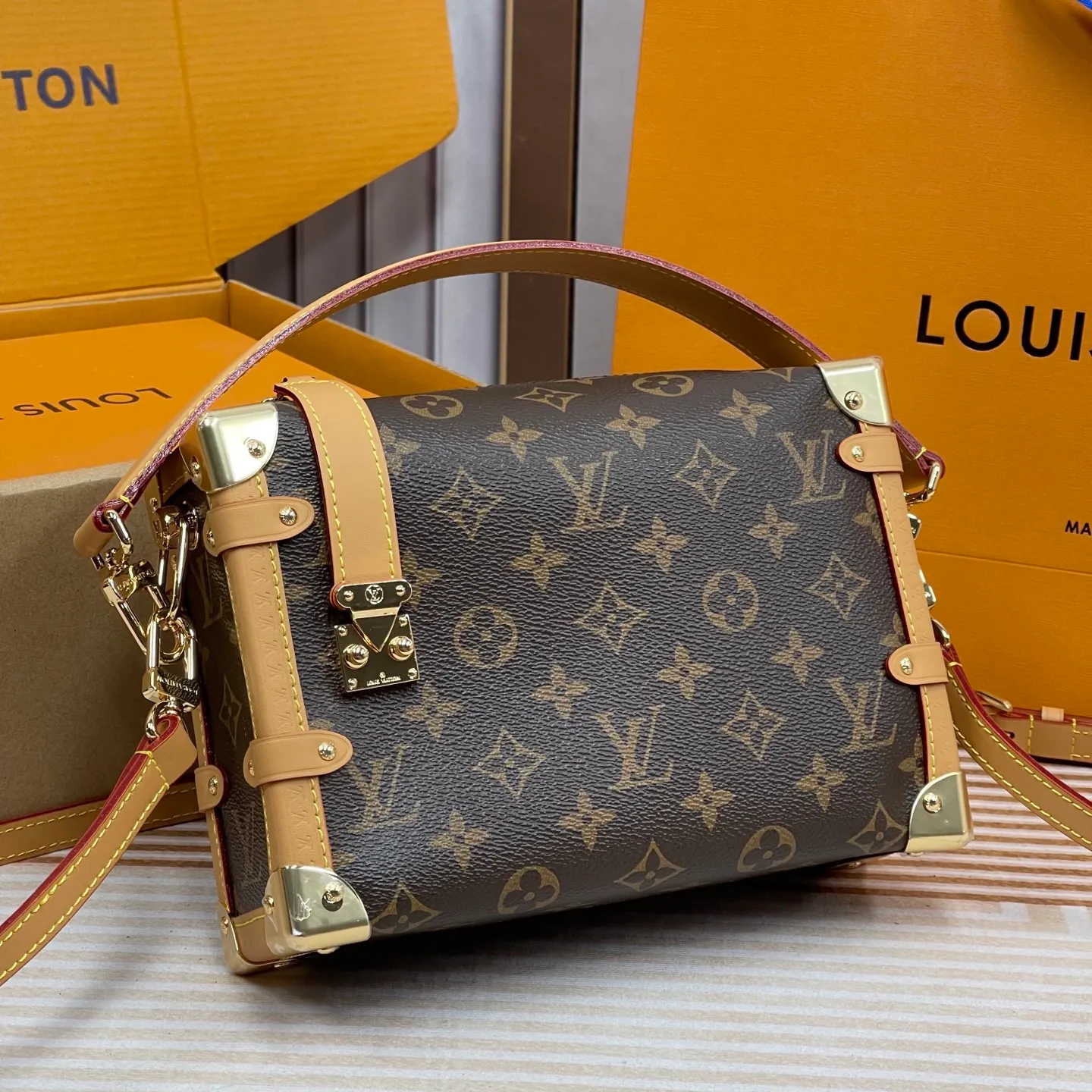 [Upgraded version] P660¥👍Upgraded version·High quality·Semi-steel hardware·With gift box🎁Packaging SP𝐒𝐈𝐃𝐄 𝐓𝐑𝐔𝐍𝐊 Model M46358## ▪️Size: 21*14*6cm▪️ The popular 🅒 𝐬𝐢𝐝𝐞 𝐭𝐫𝐮𝐧𝐤 soft little box 👜 The eye-catching good looks break through the previous hard boxes and boldly combine soft and hard design. The detachable handles and shoulder straps are really popular. The appearance rhythm of the popular style is also very high. The usage rate is also very high. The large-capacity storage space makes the upper body fashionable and lazy, and it can be switched at will without losing the handsome temperament. It is a must-have. The looks are too high-end!