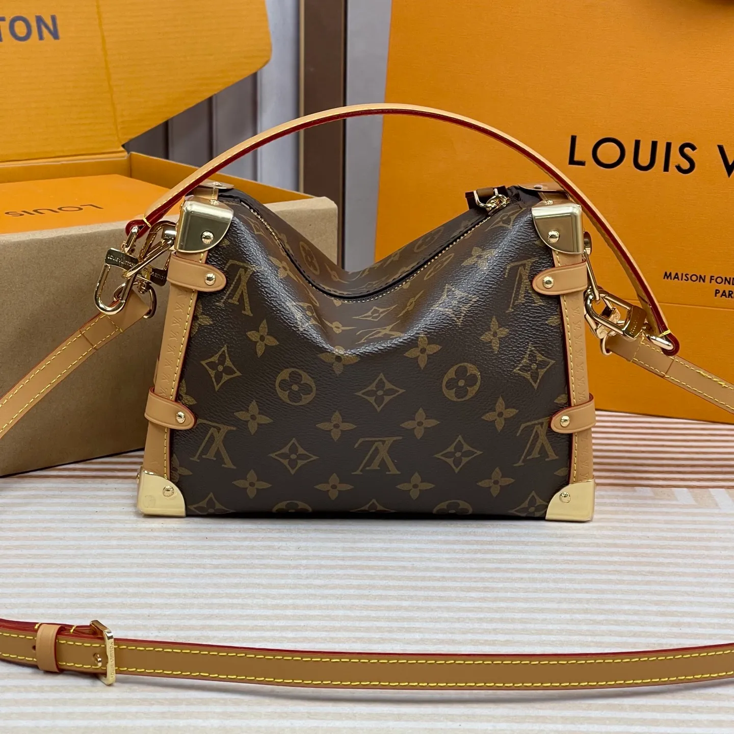 [Upgraded version] P660¥👍Upgraded version·High quality·Semi-steel hardware·With gift box🎁Packaging SP𝐒𝐈𝐃𝐄 𝐓𝐑𝐔𝐍𝐊 Model M46358## ▪️Size: 21*14*6cm▪️ The popular 🅒 𝐬𝐢𝐝𝐞 𝐭𝐫𝐮𝐧𝐤 soft little box 👜 The eye-catching good looks break through the previous hard boxes and boldly combine soft and hard design. The detachable handles and shoulder straps are really popular. The appearance rhythm of the popular style is also very high. The usage rate is also very high. The large-capacity storage space makes the upper body fashionable and lazy, and it can be switched at will without losing the handsome temperament. It is a must-have. The looks are too high-end!