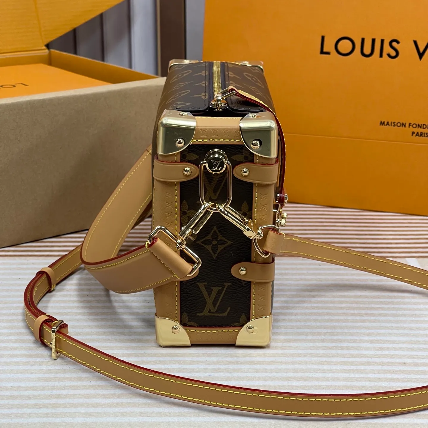 [Upgraded version] P660¥👍Upgraded version·High quality·Semi-steel hardware·With gift box🎁Packaging SP𝐒𝐈𝐃𝐄 𝐓𝐑𝐔𝐍𝐊 Model M46358## ▪️Size: 21*14*6cm▪️ The popular 🅒 𝐬𝐢𝐝𝐞 𝐭𝐫𝐮𝐧𝐤 soft little box 👜 The eye-catching good looks break through the previous hard boxes and boldly combine soft and hard design. The detachable handles and shoulder straps are really popular. The appearance rhythm of the popular style is also very high. The usage rate is also very high. The large-capacity storage space makes the upper body fashionable and lazy, and it can be switched at will without losing the handsome temperament. It is a must-have. The looks are too high-end!