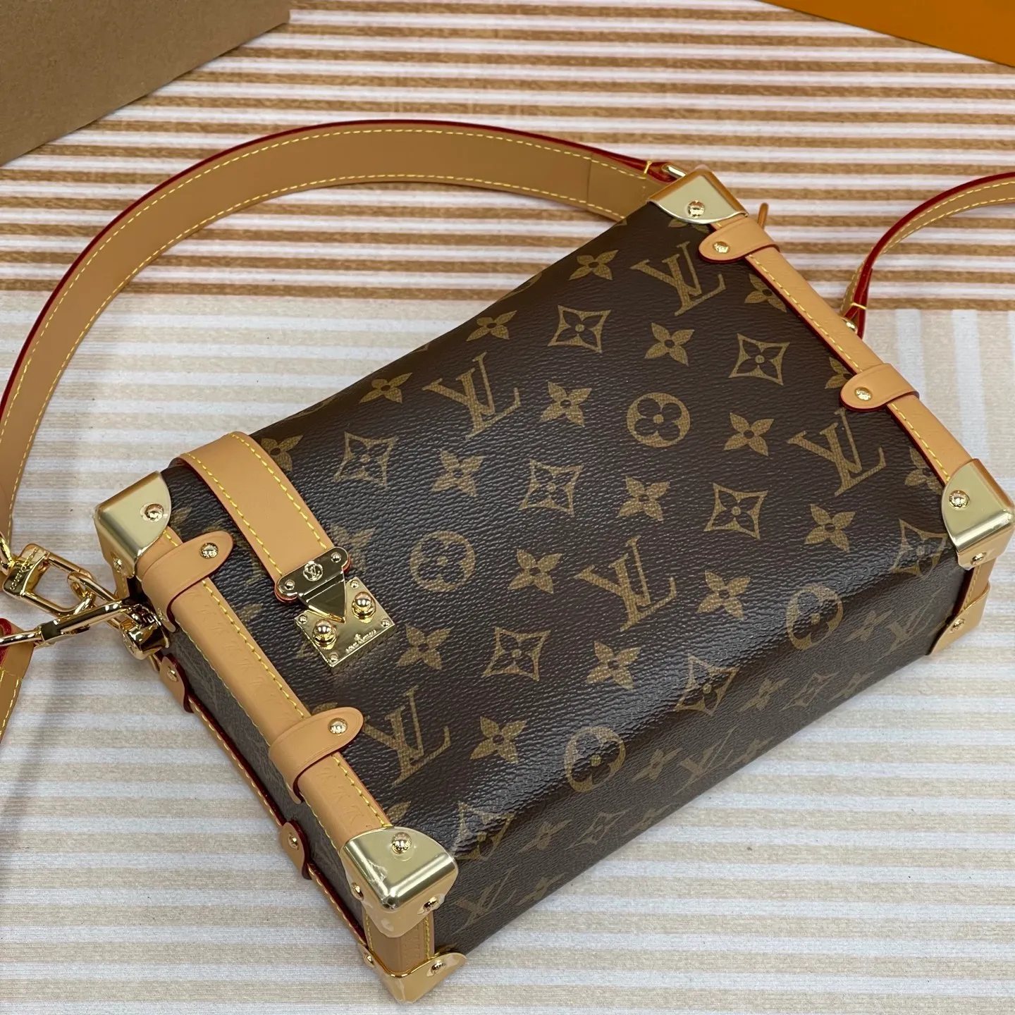 [Upgraded version] P660¥👍Upgraded version·High quality·Semi-steel hardware·With gift box🎁Packaging SP𝐒𝐈𝐃𝐄 𝐓𝐑𝐔𝐍𝐊 Model M46358## ▪️Size: 21*14*6cm▪️ The popular 🅒 𝐬𝐢𝐝𝐞 𝐭𝐫𝐮𝐧𝐤 soft little box 👜 The eye-catching good looks break through the previous hard boxes and boldly combine soft and hard design. The detachable handles and shoulder straps are really popular. The appearance rhythm of the popular style is also very high. The usage rate is also very high. The large-capacity storage space makes the upper body fashionable and lazy, and it can be switched at will without losing the handsome temperament. It is a must-have. The looks are too high-end!