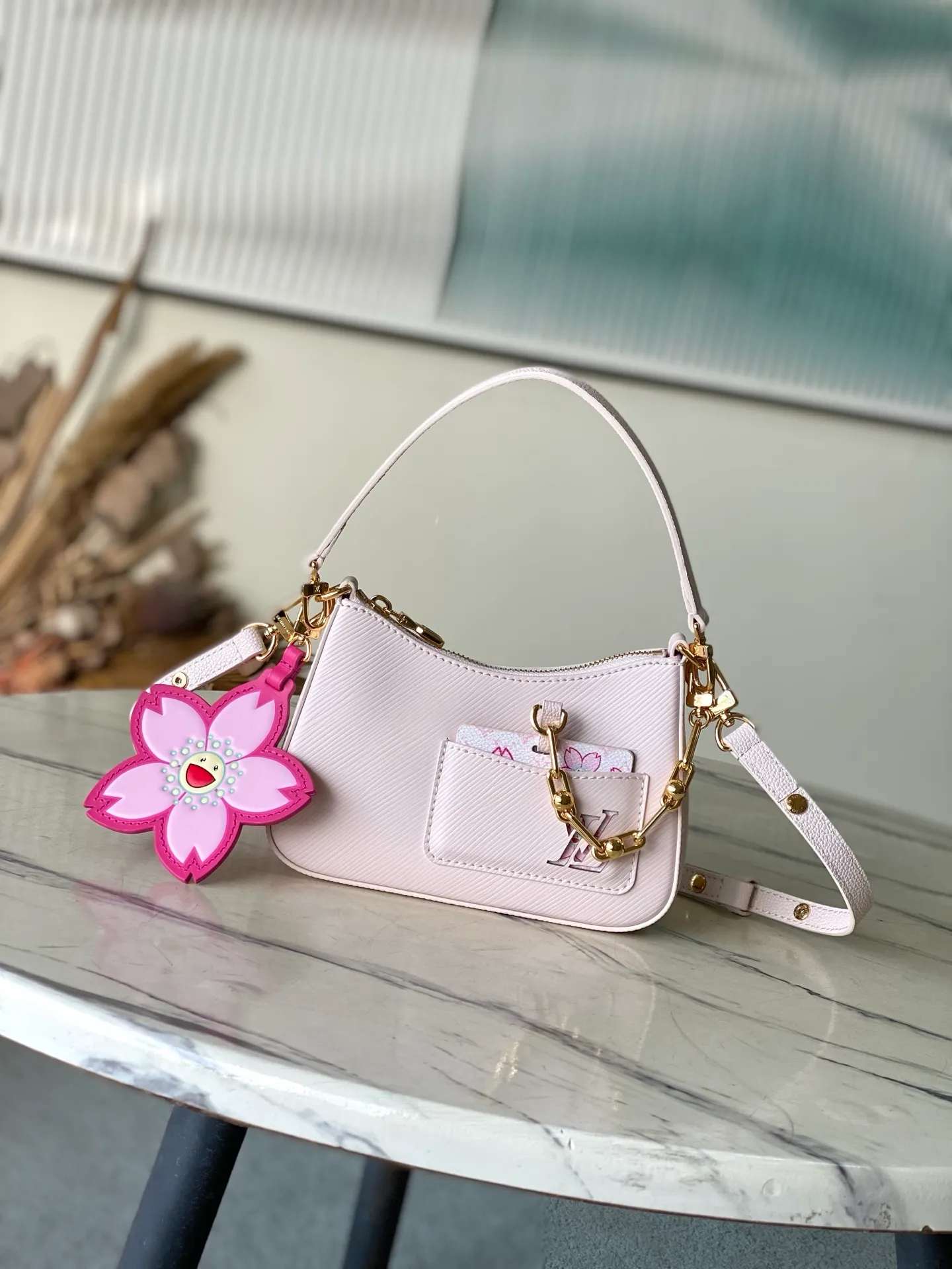 💰1400 (top-grain leather) top original order M13101 This Marellini handbag is made of Epi grain leather with dazzling metal parts, highlighting the vitality of the Louis Vuitton x Murakami replica series. The detachable mirror is made of Monogram canvas with Cherry Blossom pattern and matches the Cherry Blossom bag decoration for a personalized look. Dimensions: 13.5 x 6.5 x 19 cm (height x width x length)