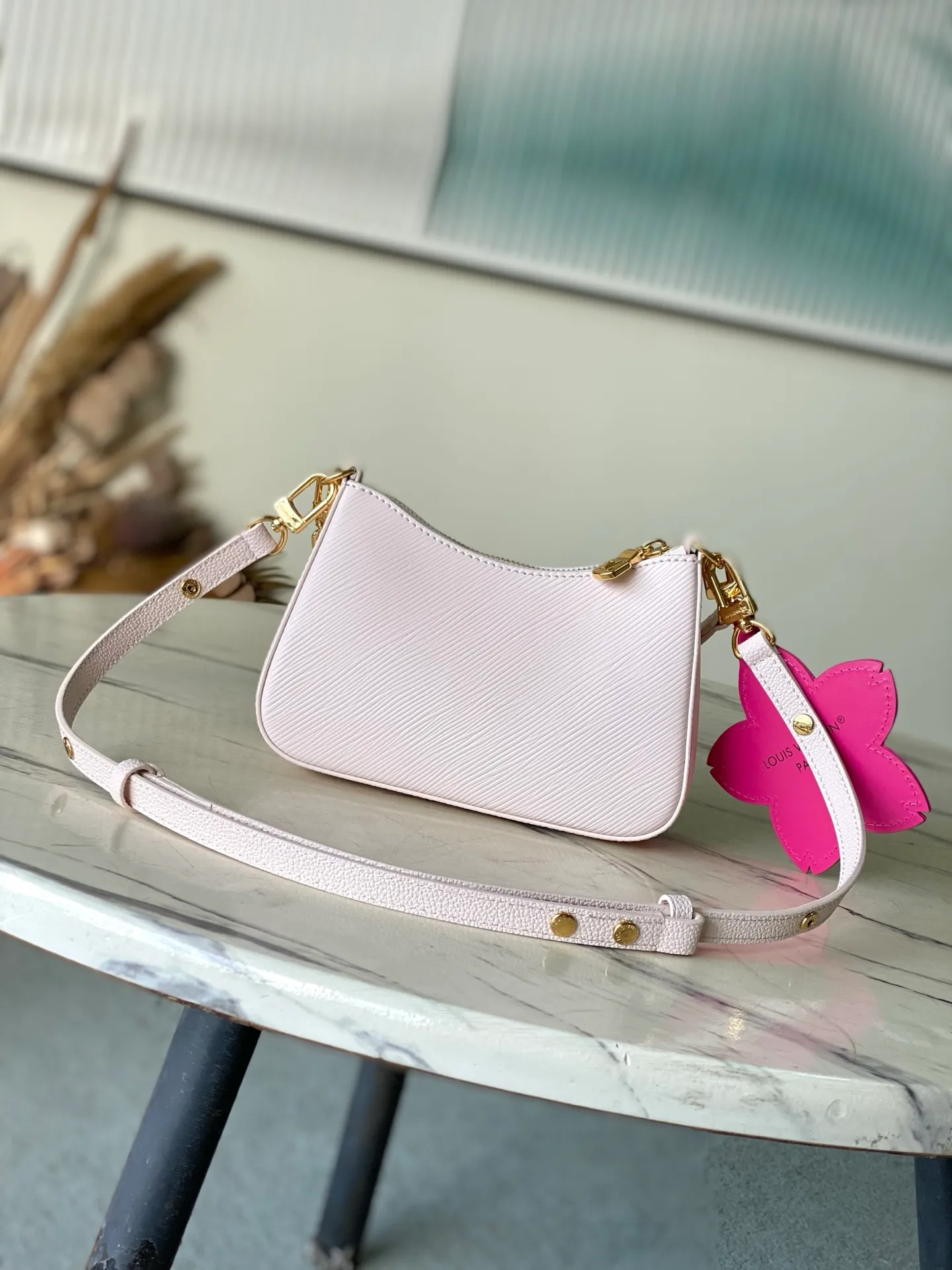 💰1400 (top-grain leather) top original order M13101 This Marellini handbag is made of Epi grain leather with dazzling metal parts, highlighting the vitality of the Louis Vuitton x Murakami replica series. The detachable mirror is made of Monogram canvas with Cherry Blossom pattern and matches the Cherry Blossom bag decoration for a personalized look. Dimensions: 13.5 x 6.5 x 19 cm (height x width x length)