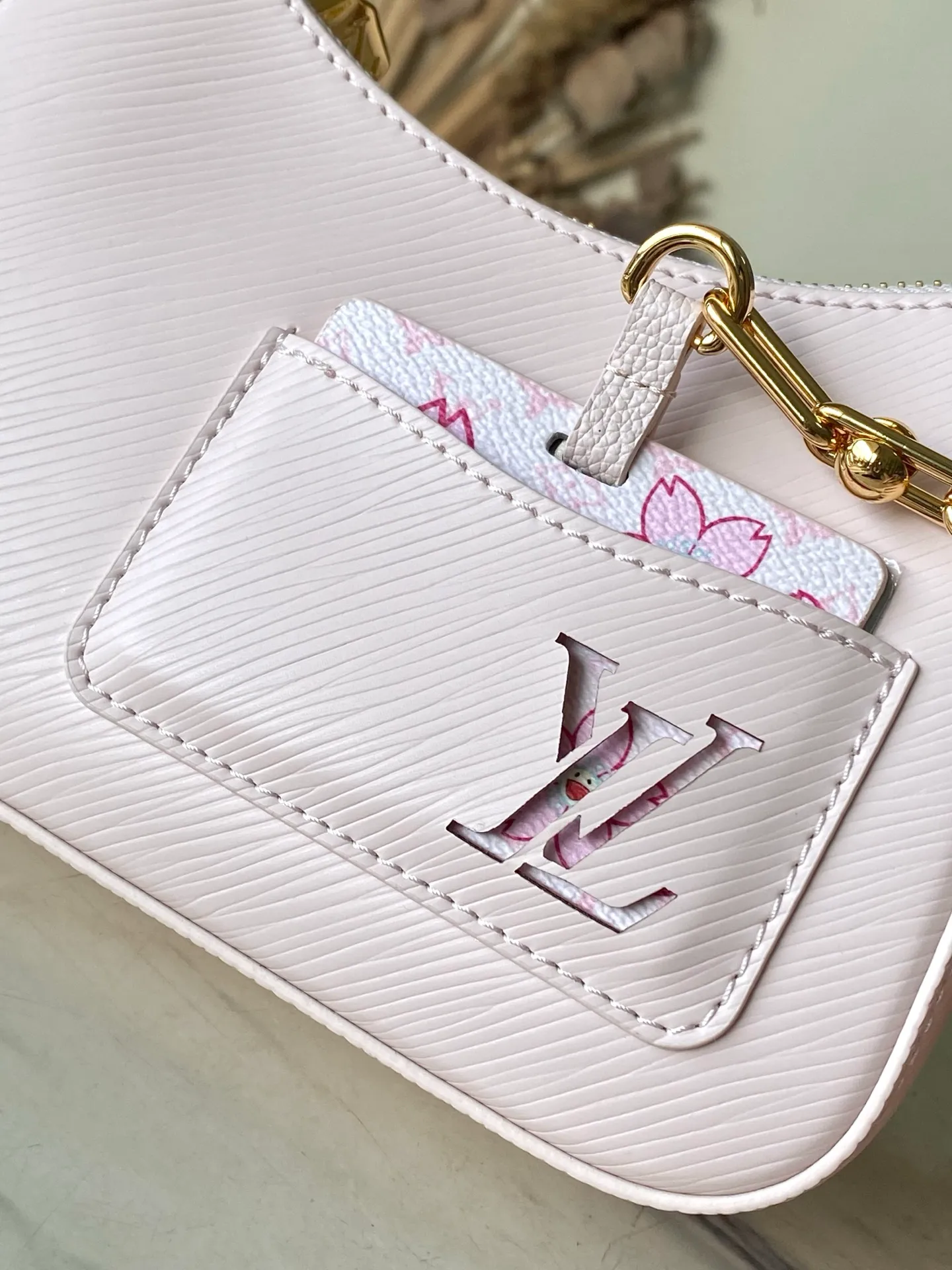 💰1400 (top-grain leather) top original order M13101 This Marellini handbag is made of Epi grain leather with dazzling metal parts, highlighting the vitality of the Louis Vuitton x Murakami replica series. The detachable mirror is made of Monogram canvas with Cherry Blossom pattern and matches the Cherry Blossom bag decoration for a personalized look. Dimensions: 13.5 x 6.5 x 19 cm (height x width x length)
