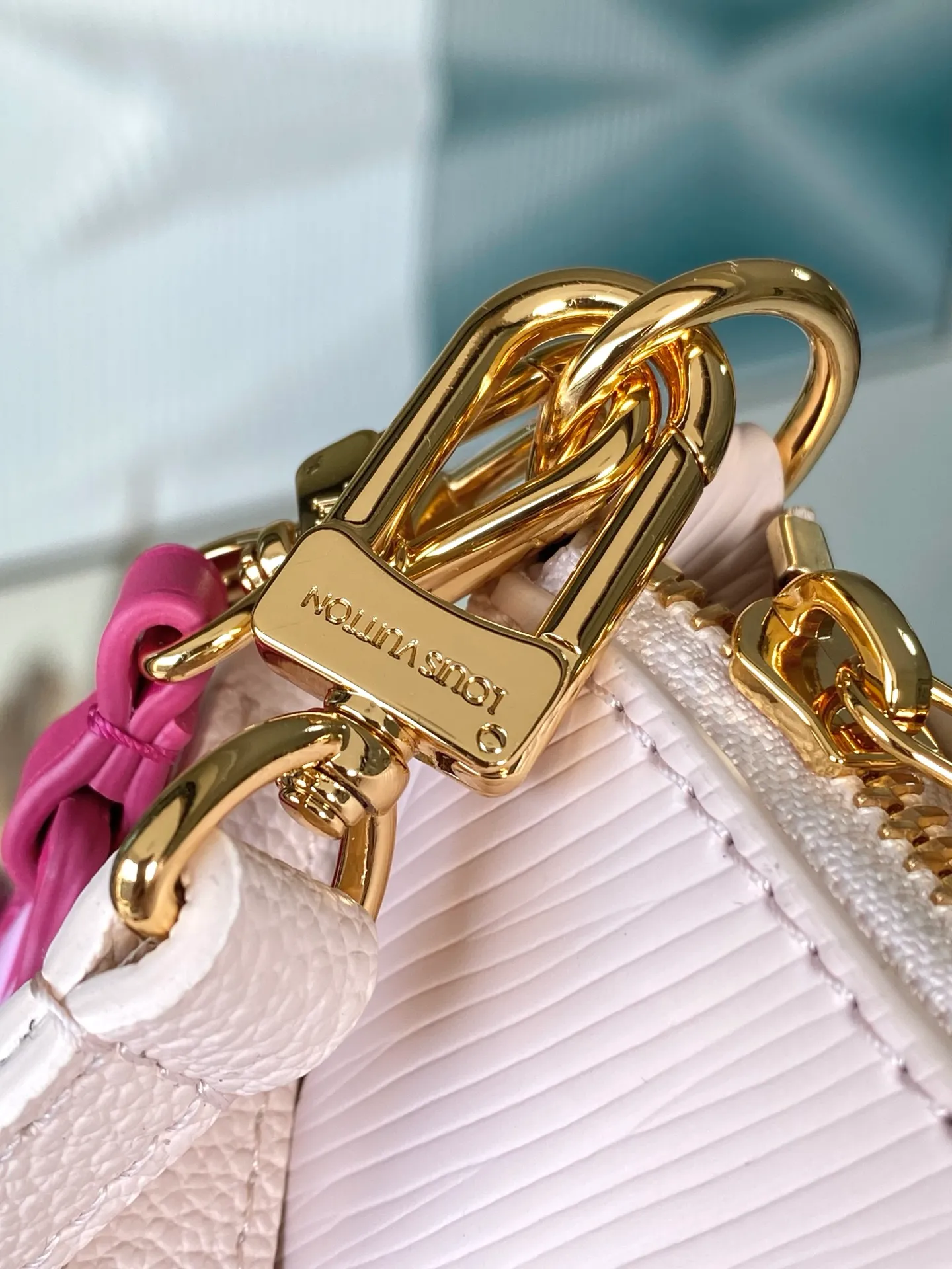 💰1400 (top-grain leather) top original order M13101 This Marellini handbag is made of Epi grain leather with dazzling metal parts, highlighting the vitality of the Louis Vuitton x Murakami replica series. The detachable mirror is made of Monogram canvas with Cherry Blossom pattern and matches the Cherry Blossom bag decoration for a personalized look. Dimensions: 13.5 x 6.5 x 19 cm (height x width x length)