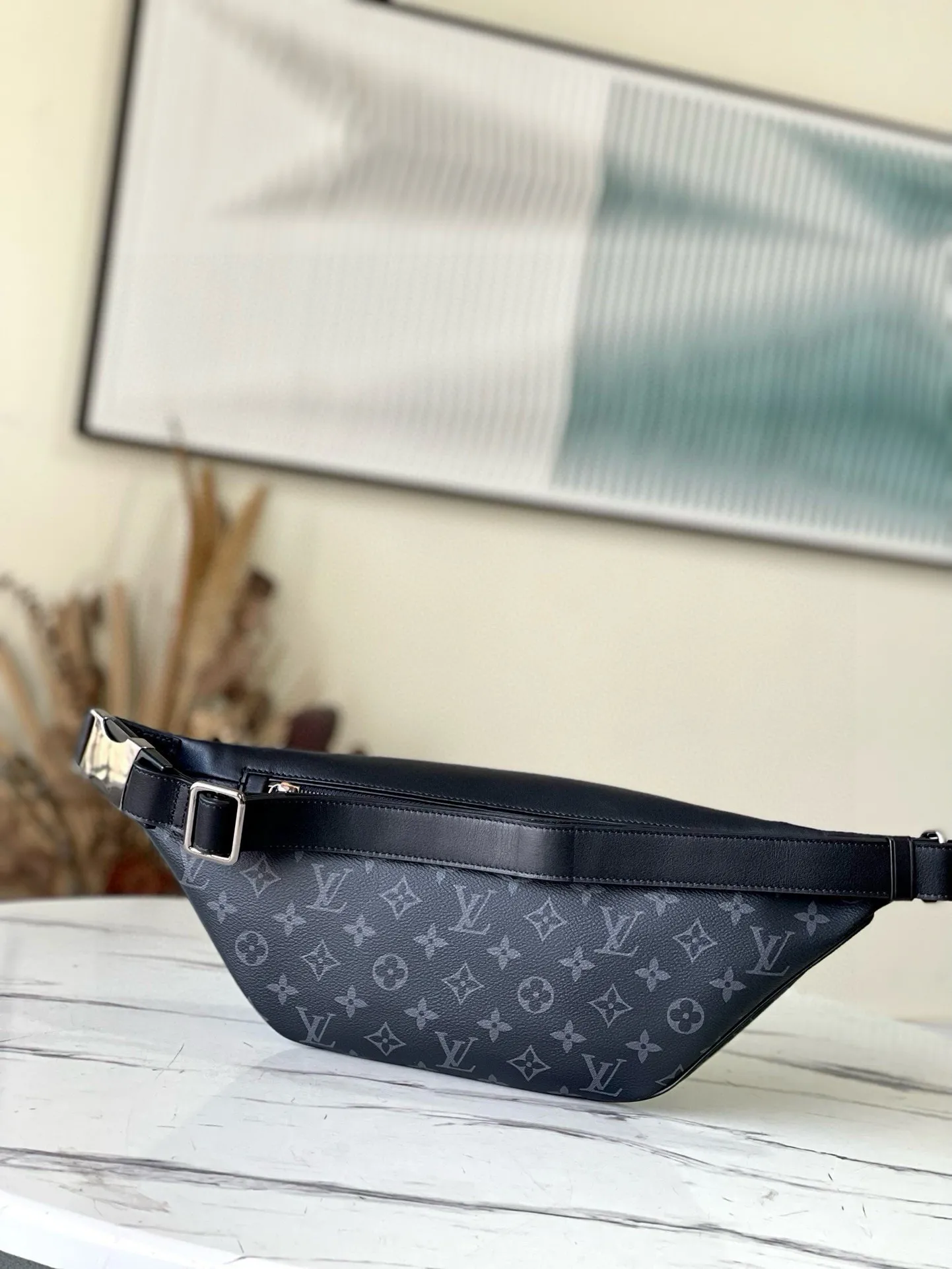 💰740 Top original order M44336 black flower DISCOVERY waist bag This Discovery waist bag is made of soft Monogram Shadow embossed calfskin, with a charming retro flavor that interprets casual fashion style. The style is versatile and functional, with front and rear zippered pockets for easy access to your phone, keys and cards, while the adjustable strap makes it easy to wear around the waist, shoulder or cross-body. 47.0 x 20.0 x 9.0 cm,