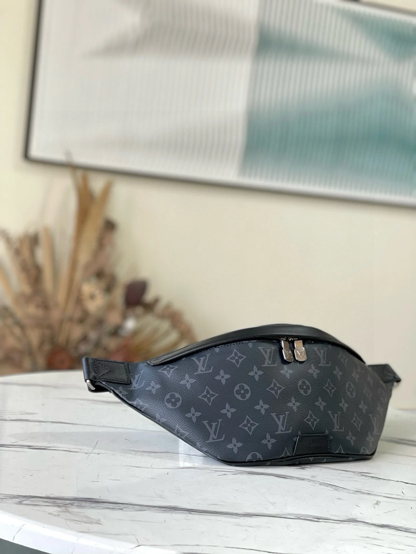 💰740 Top original order M44336 black flower DISCOVERY waist bag This Discovery waist bag is made of soft Monogram Shadow embossed calfskin, with a charming retro flavor that interprets casual fashion style. The style is versatile and functional, with front and rear zippered pockets for easy access to your phone, keys and cards, while the adjustable strap makes it easy to wear around the waist, shoulder or cross-body. 47.0 x 20.0 x 9.0 cm,