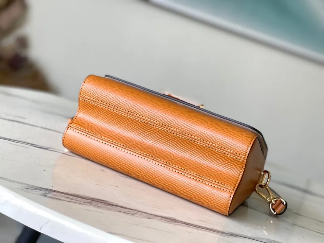 💰1360 (top layer leather) top quality original M22229 brown (woven) This Twist medium handbag is made of Epi embossed leather, and the LV Twist twist lock and top handle are wrapped in woven leather, injecting a feminine touch into the eye-catching structure. With the detachable and adjustable shoulder strap, you can switch between long and short shoulder or cross-body wear. Dimensions: 23.0 x 17.0 x 9.5 cm