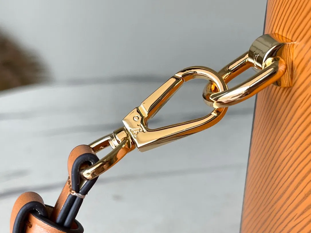 💰1360 (top layer leather) top quality original M22229 brown (woven) This Twist medium handbag is made of Epi embossed leather, and the LV Twist twist lock and top handle are wrapped in woven leather, injecting a feminine touch into the eye-catching structure. With the detachable and adjustable shoulder strap, you can switch between long and short shoulder or cross-body wear. Dimensions: 23.0 x 17.0 x 9.5 cm