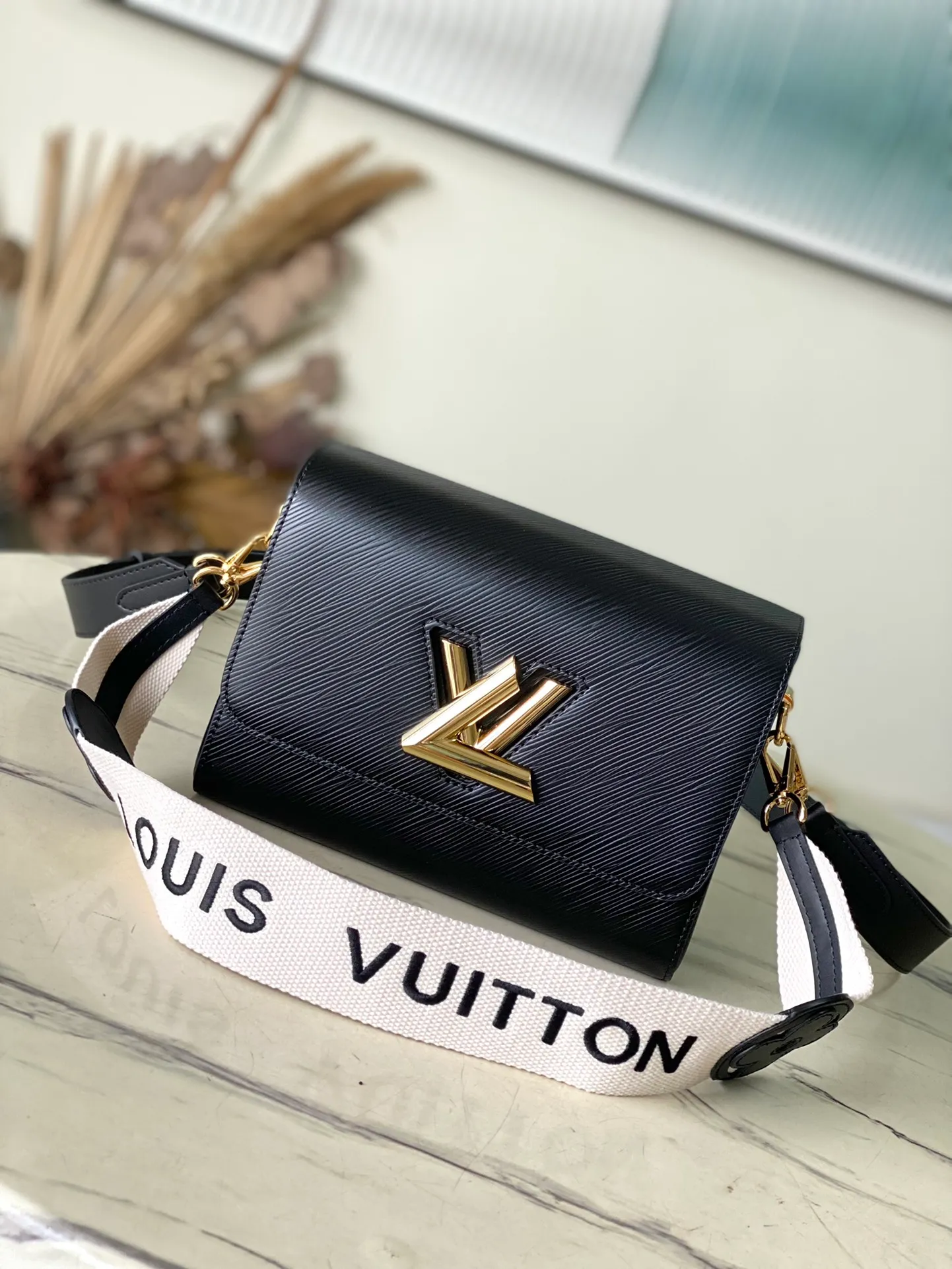 💰1160 (top layer leather) top original order M24765 black This Twist medium handbag once again proves the brand's exquisite craftsmanship. The classic Epi leather is integrated into the adjustable wide leather shoulder strap, the dazzling LV Twist twist lock and the leather Monogram flower on the topstitched fabric handle jointly release the brand style, making it a modern choice for urban travel. Dimensions: 23 x 17 x 9.5 cm (length x height x width)
