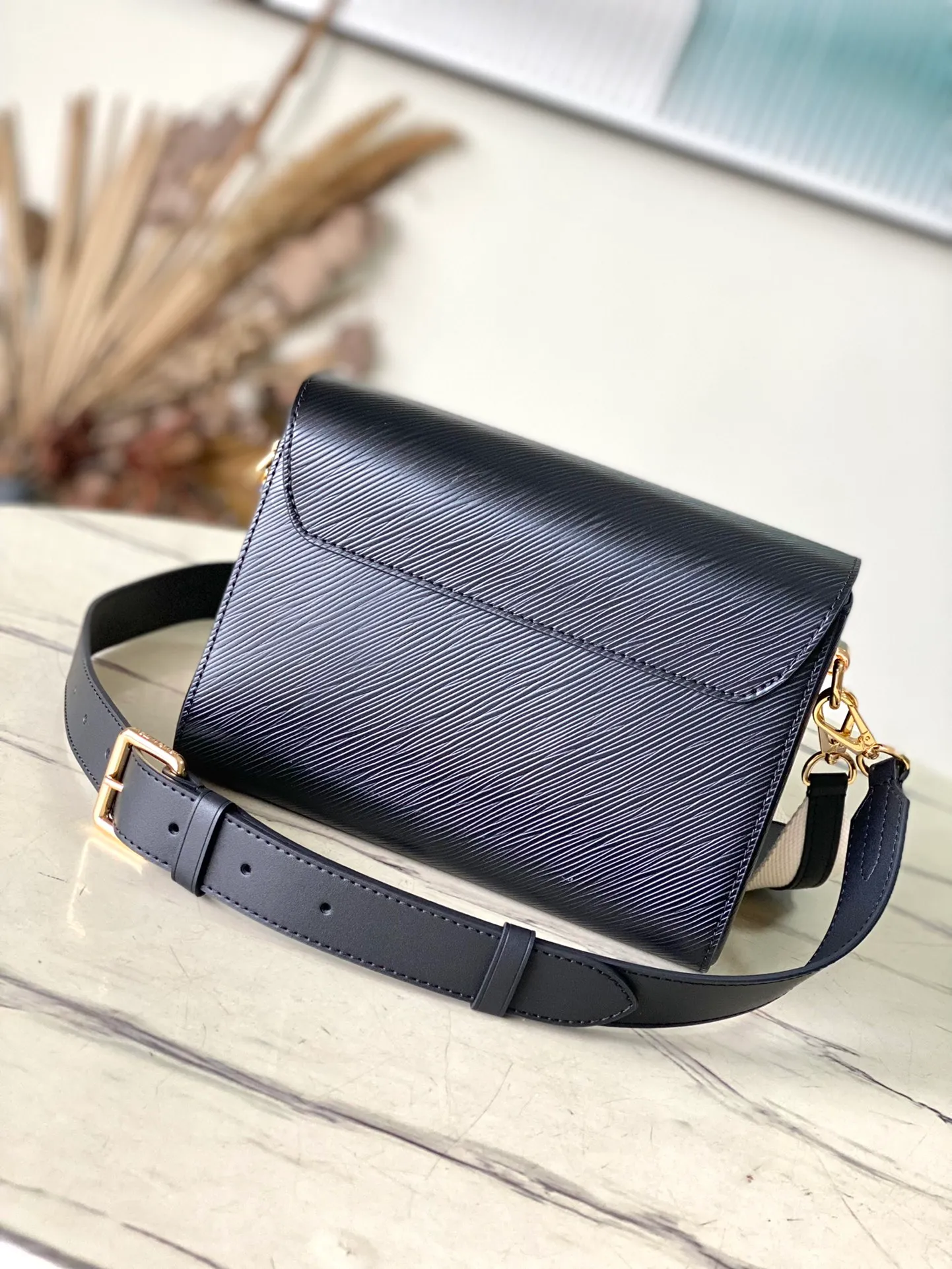 💰1160 (top layer leather) top original order M24765 black This Twist medium handbag once again proves the brand's exquisite craftsmanship. The classic Epi leather is integrated into the adjustable wide leather shoulder strap, the dazzling LV Twist twist lock and the leather Monogram flower on the topstitched fabric handle jointly release the brand style, making it a modern choice for urban travel. Dimensions: 23 x 17 x 9.5 cm (length x height x width)