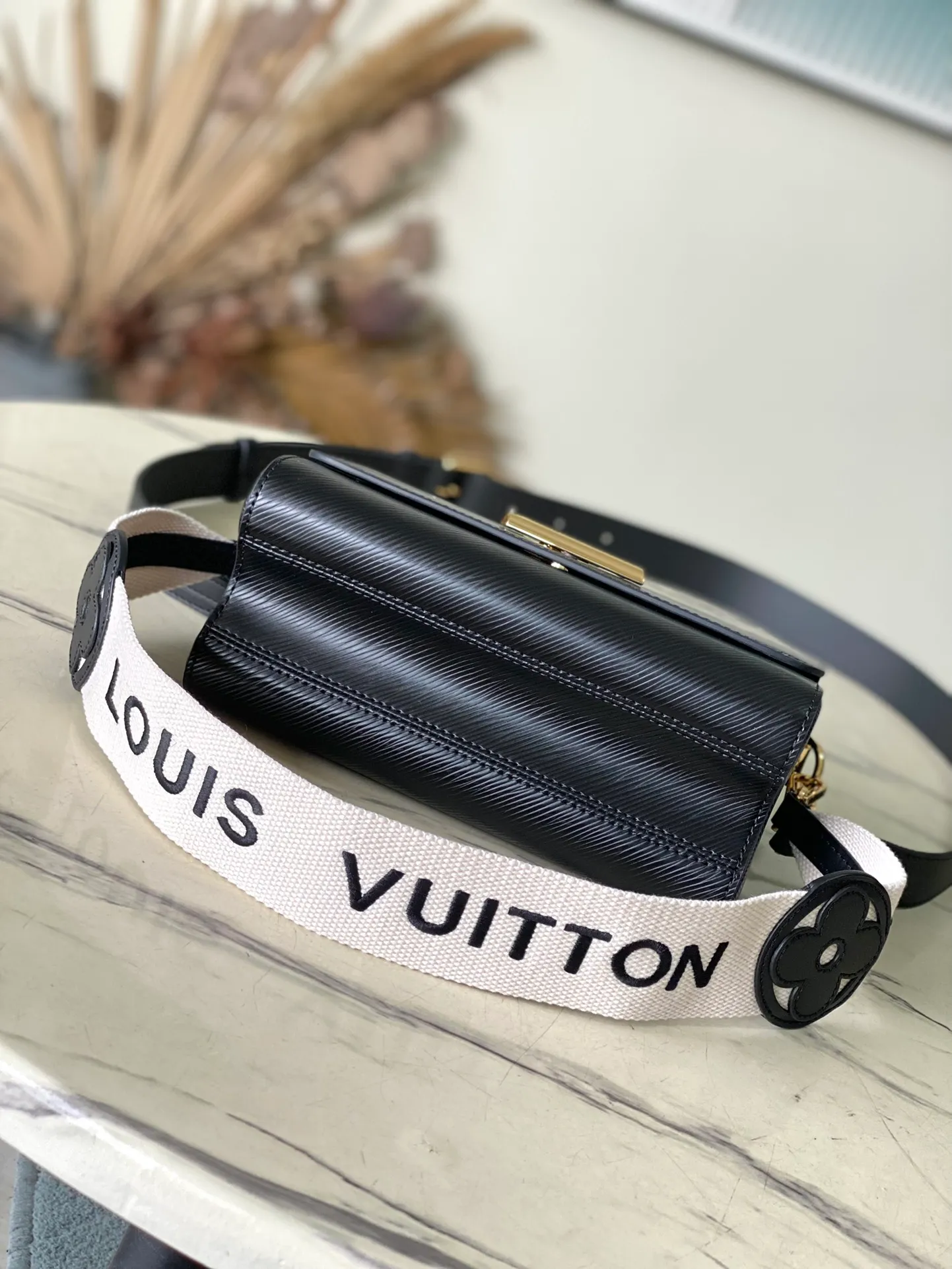 💰1160 (top layer leather) top original order M24765 black This Twist medium handbag once again proves the brand's exquisite craftsmanship. The classic Epi leather is integrated into the adjustable wide leather shoulder strap, the dazzling LV Twist twist lock and the leather Monogram flower on the topstitched fabric handle jointly release the brand style, making it a modern choice for urban travel. Dimensions: 23 x 17 x 9.5 cm (length x height x width)