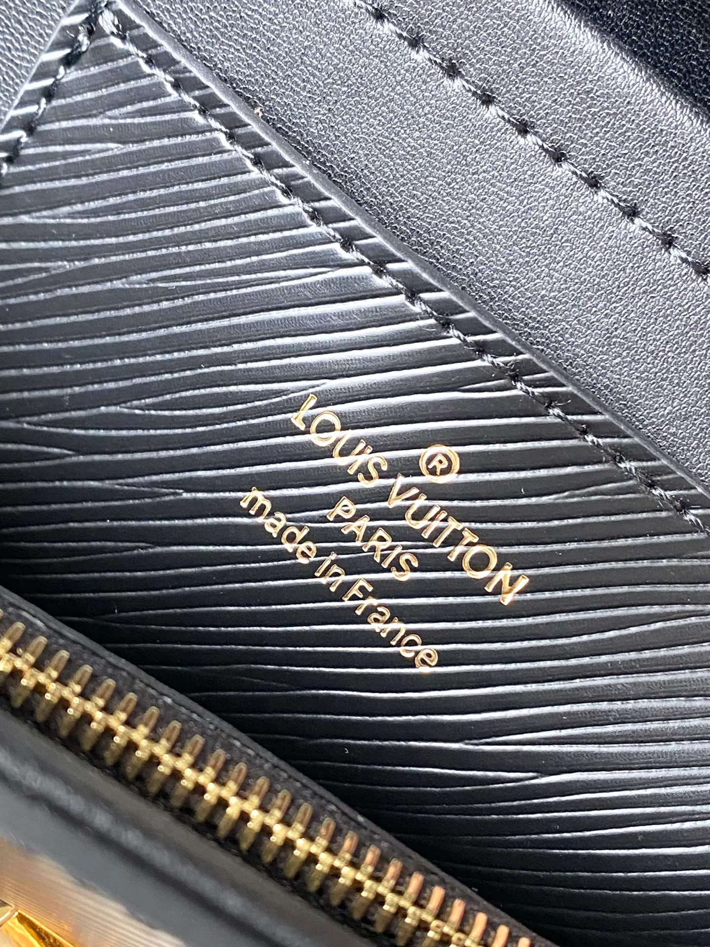 💰1160 (top layer leather) top original order M24765 black This Twist medium handbag once again proves the brand's exquisite craftsmanship. The classic Epi leather is integrated into the adjustable wide leather shoulder strap, the dazzling LV Twist twist lock and the leather Monogram flower on the topstitched fabric handle jointly release the brand style, making it a modern choice for urban travel. Dimensions: 23 x 17 x 9.5 cm (length x height x width)