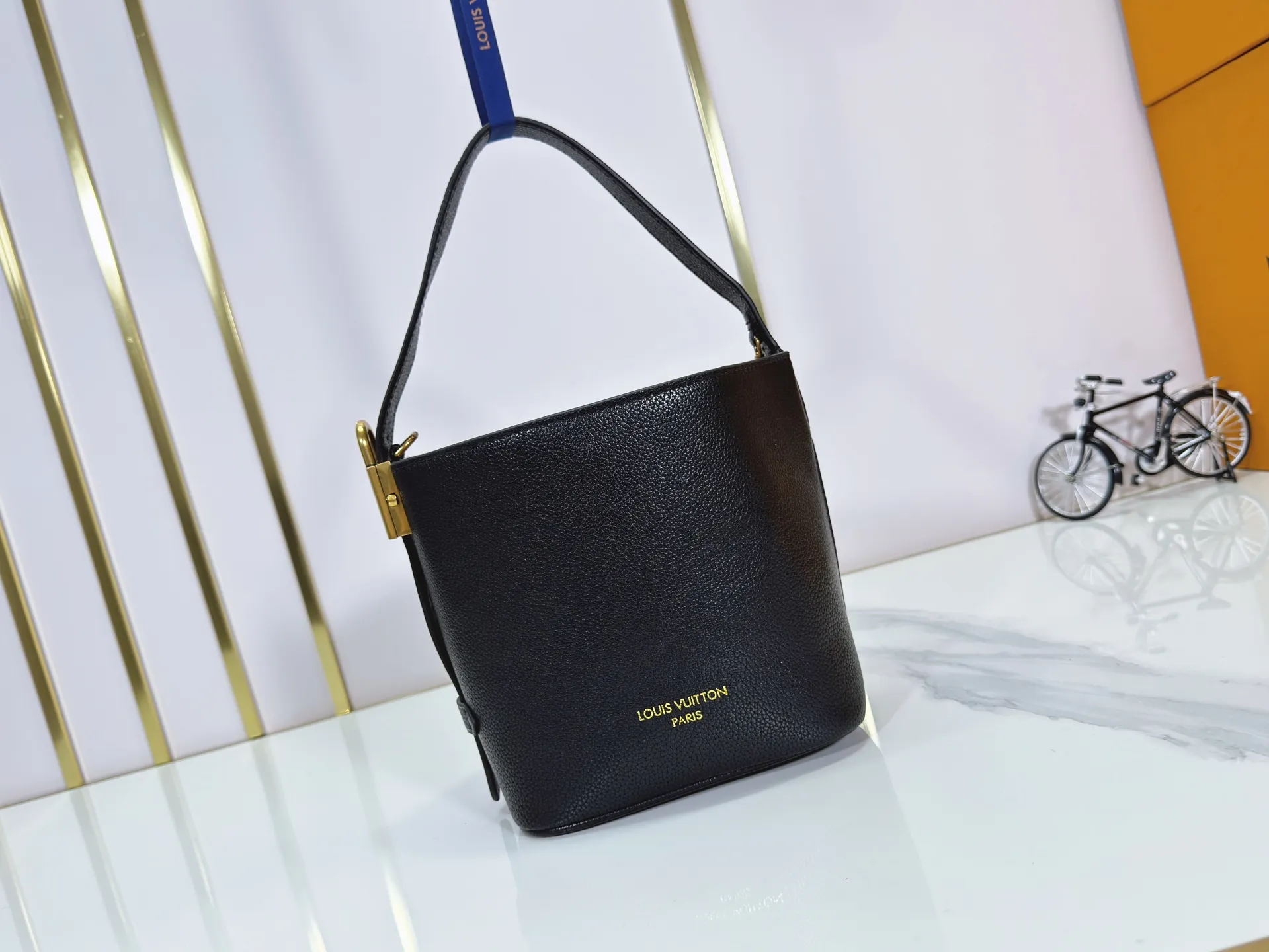 P260 Upgraded original version M25543, M14416, M12925 M25673 This All In BB handbag is from the Low Key series. It is made of grained cow leather to create a compact bucket bag configuration, which can be carried in various ways for day and night occasions. The distressed metal pieces convey a retro feel, while the padlock and detachable Monogram pocket highlight the brand's style. Size: 16*12*18cm