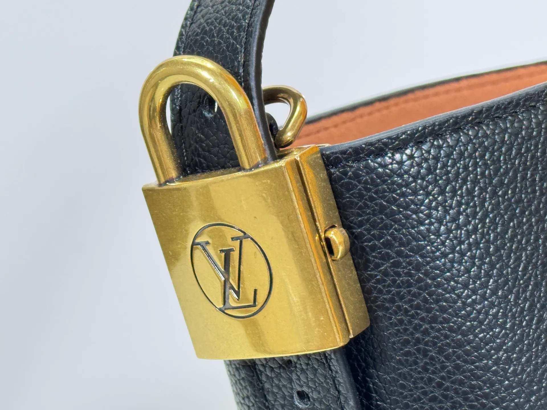 P260 Upgraded original version M25543, M14416, M12925 M25673 This All In BB handbag is from the Low Key series. It is made of grained cow leather to create a compact bucket bag configuration, which can be carried in various ways for day and night occasions. The distressed metal pieces convey a retro feel, while the padlock and detachable Monogram pocket highlight the brand's style. Size: 16*12*18cm