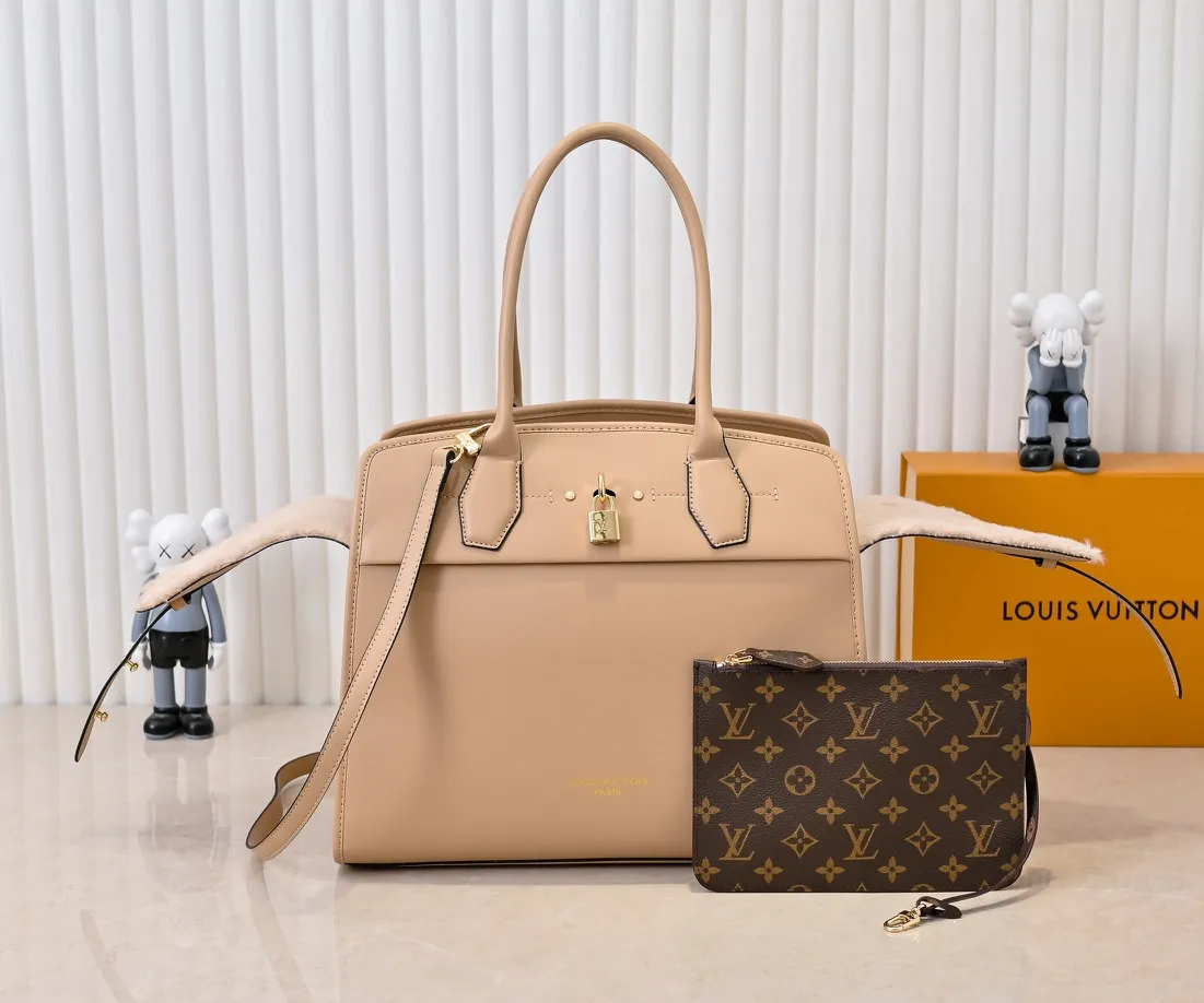 Batch 💰Small 380 💰Large 200 Furry M12005 M12556 M12337 This large City Steamer handbag draws inspiration from the design of luggage built for cruise ships in 1901, making its eye-catching appearance at the 2024 autumn and winter ready-to-wear show. Grained Millesime leather and shearling leather trims add seasonal flair, an embossed padlock and hot-stamped LV Circle logo add a modern twist, and a removable Monogram storage bag makes it easy to store valuables. Size: large size 35x42x21cm, small size 30x36x17