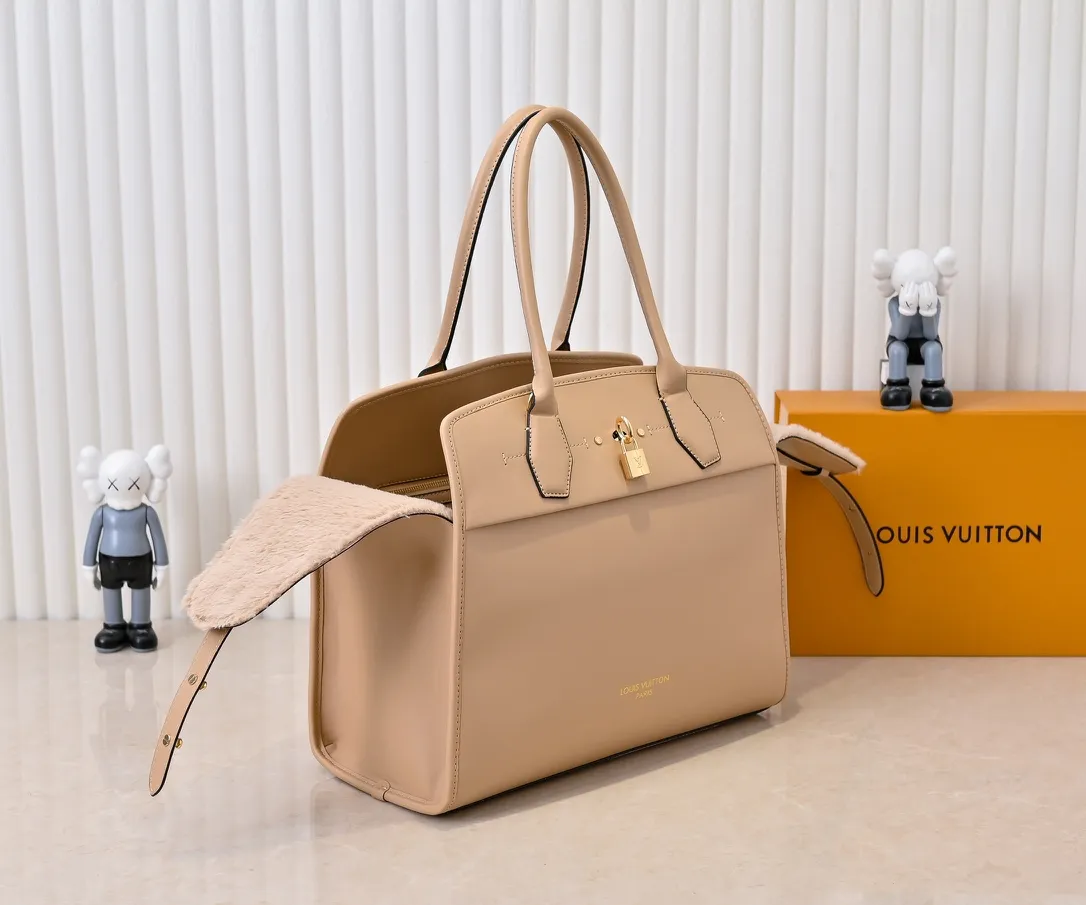 Batch 💰Small 380 💰Large 200 Furry M12005 M12556 M12337 This large City Steamer handbag draws inspiration from the design of luggage built for cruise ships in 1901, making its eye-catching appearance at the 2024 autumn and winter ready-to-wear show. Grained Millesime leather and shearling leather trims add seasonal flair, an embossed padlock and hot-stamped LV Circle logo add a modern twist, and a removable Monogram storage bag makes it easy to store valuables. Size: large size 35x42x21cm, small size 30x36x17