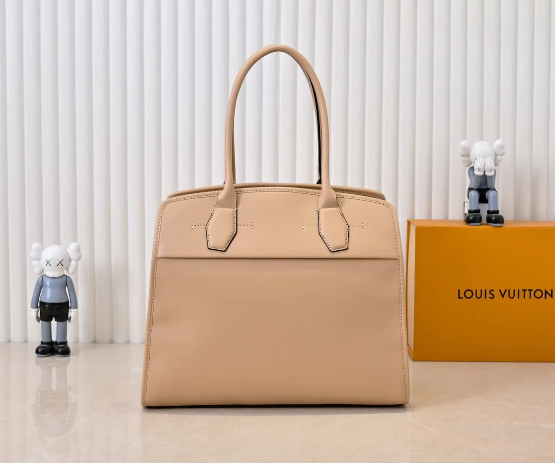 Batch 💰Small 380 💰Large 200 Furry M12005 M12556 M12337 This large City Steamer handbag draws inspiration from the design of luggage built for cruise ships in 1901, making its eye-catching appearance at the 2024 autumn and winter ready-to-wear show. Grained Millesime leather and shearling leather trims add seasonal flair, an embossed padlock and hot-stamped LV Circle logo add a modern twist, and a removable Monogram storage bag makes it easy to store valuables. Size: large size 35x42x21cm, small size 30x36x17
