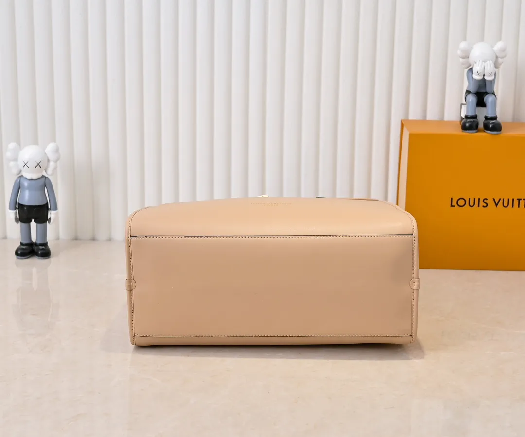Batch 💰Small 380 💰Large 200 Furry M12005 M12556 M12337 This large City Steamer handbag draws inspiration from the design of luggage built for cruise ships in 1901, making its eye-catching appearance at the 2024 autumn and winter ready-to-wear show. Grained Millesime leather and shearling leather trims add seasonal flair, an embossed padlock and hot-stamped LV Circle logo add a modern twist, and a removable Monogram storage bag makes it easy to store valuables. Size: large size 35x42x21cm, small size 30x36x17