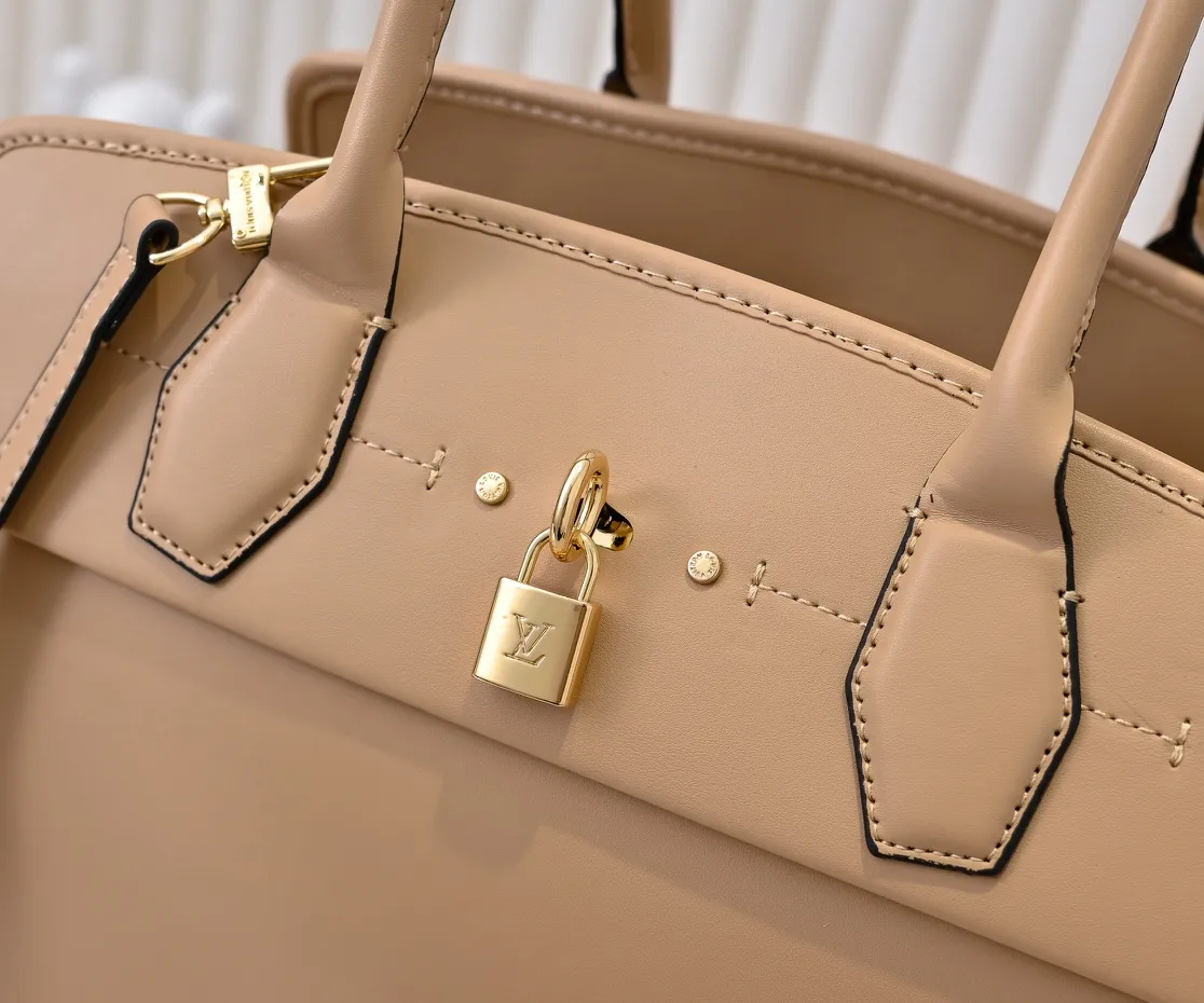 Batch 💰Small 380 💰Large 200 Furry M12005 M12556 M12337 This large City Steamer handbag draws inspiration from the design of luggage built for cruise ships in 1901, making its eye-catching appearance at the 2024 autumn and winter ready-to-wear show. Grained Millesime leather and shearling leather trims add seasonal flair, an embossed padlock and hot-stamped LV Circle logo add a modern twist, and a removable Monogram storage bag makes it easy to store valuables. Size: large size 35x42x21cm, small size 30x36x17
